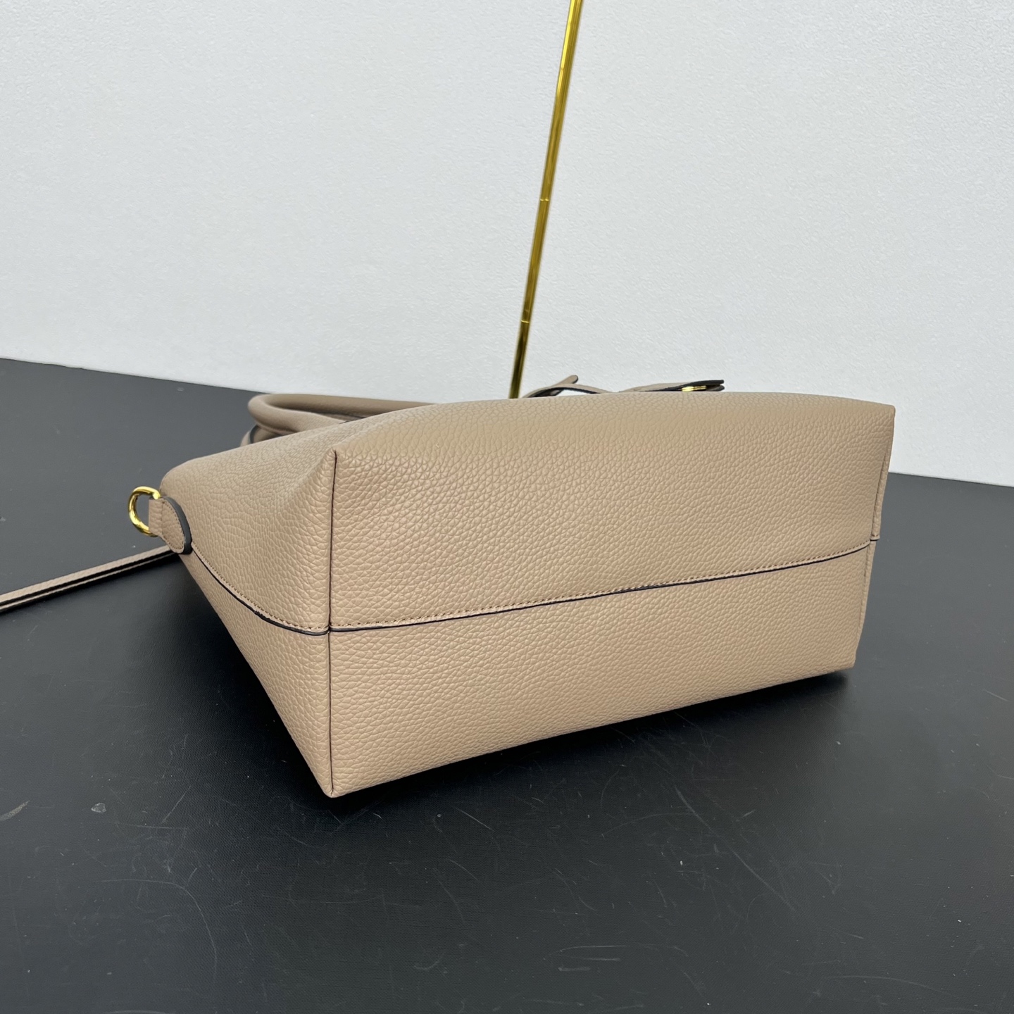 定制版💰318包邮❗ P家新款，专柜正品有售【顶级原版质量】 ！型号：1BA157，尺寸：31&times;23&times;14cm 175工厂出品，必定精品 🌹配双肩带💋大荔枝纹小牛皮 皮革双提手 可拆卸可调式皮革肩带 可拆卸可调式彩色织物肩带 镀金配件 金属刻字Logo 拉牌！