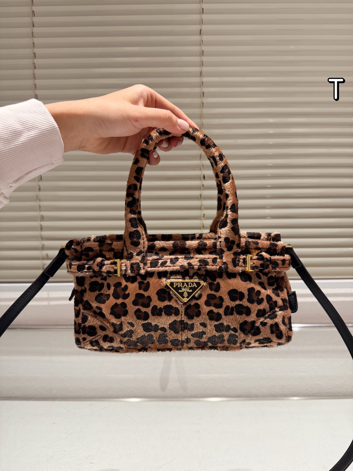 P160 Prada 普拉达Bonnie手袋 &Prada Bonnie手袋采用黑白奶牛纹压花小羊皮，触感柔软细腻，搭配标志性三角金属徽标，辨识度超高。，轻巧便携，配有可拆卸链条肩带，支持手提、单肩或斜挎多种背法。奶牛纹设计俏皮又时髦，秋冬搭配简约或亮色服饰都超出彩国，轻松提升造型亮点！ 迷你尺寸12&times;23.5x9cm