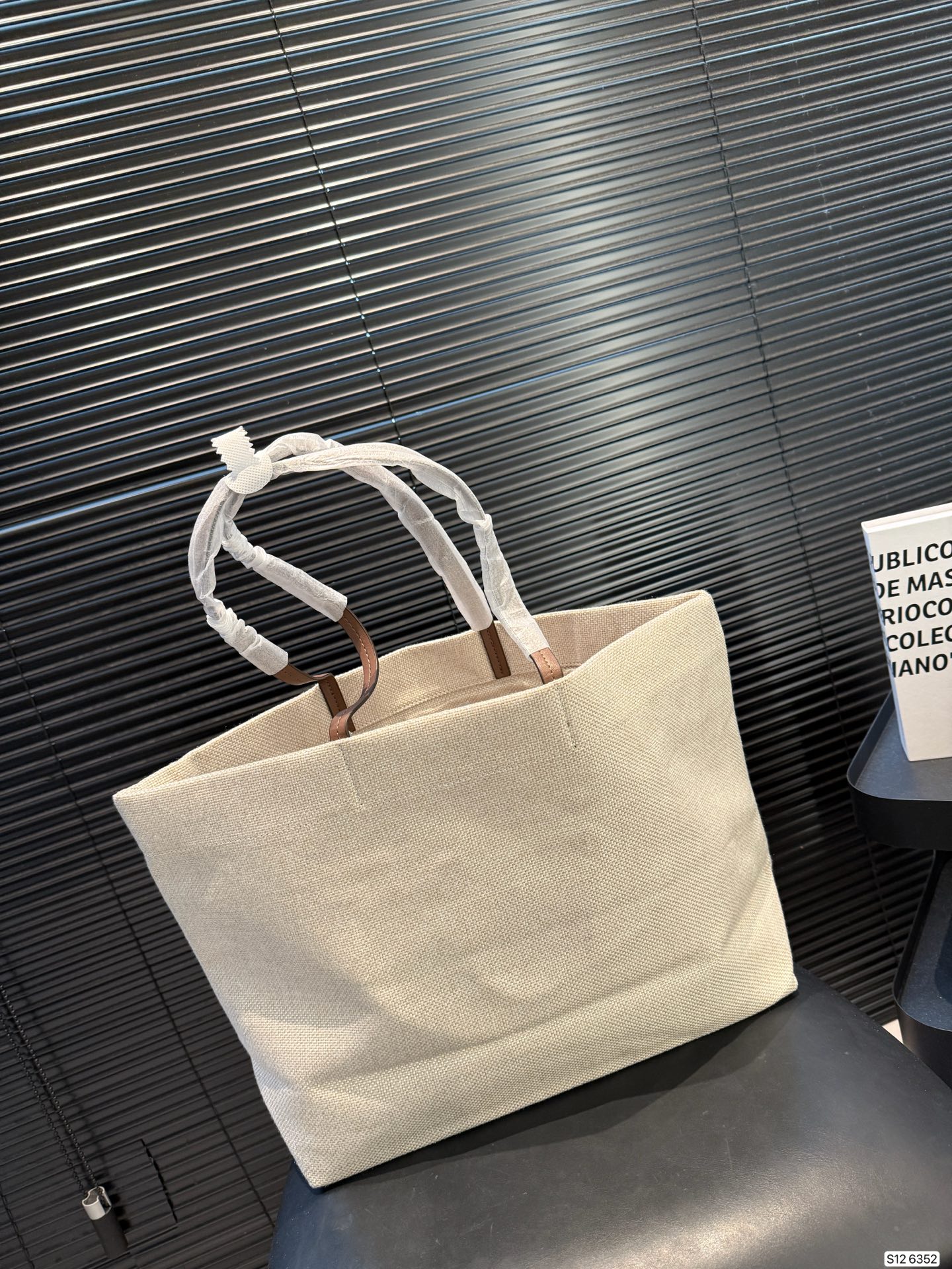 P110 Prada普拉达牛仔托特包 容量充裕，搭配便捷的大开口 质感柔软的面料勾勒出时尚简约之美 尺寸38 30 货号6352