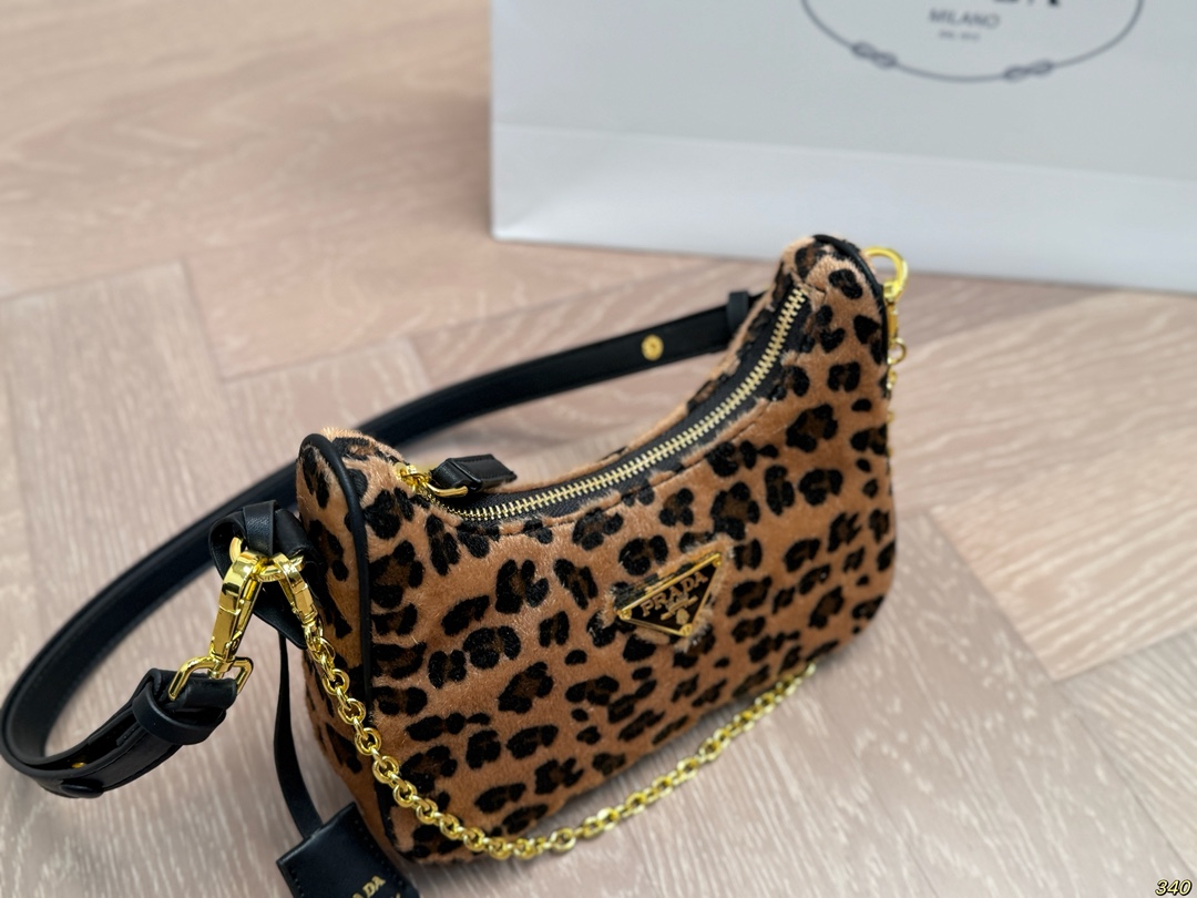 &yen;130 普拉达hobo腋下包 Prada如影随形 充满了不一样的帅气感 甜酷辣妹穿搭必备 尺寸 22 12