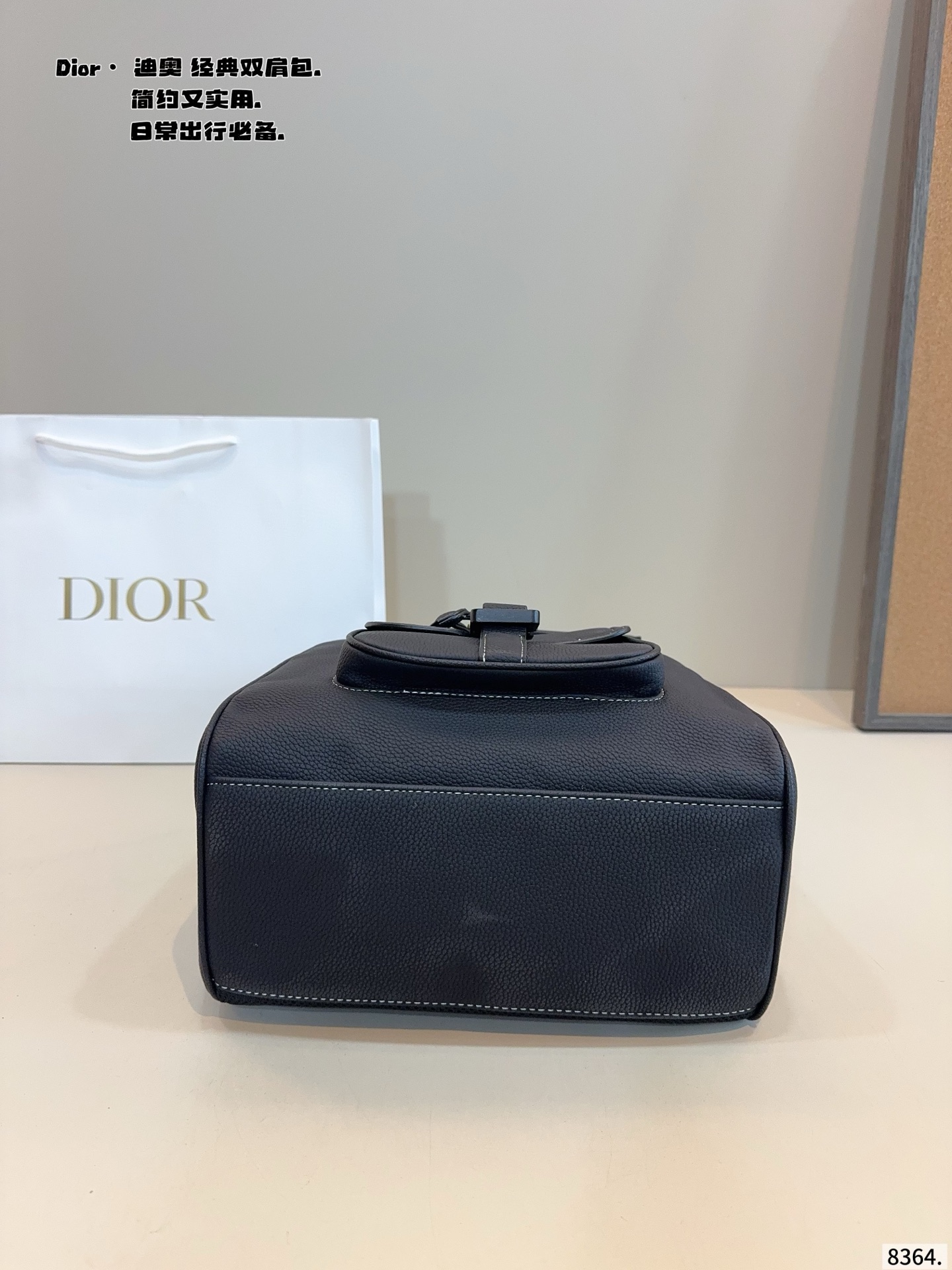 p185 dior 迪奥 双肩包经典永不过时！每年过年的时候背包都是销售冠军哦！出门旅游！外出等等都是非常之适合！最受欢迎的一款背包经久不衰[强] 超纤🐂皮 绝对高品质 尺寸：29*14*40cm