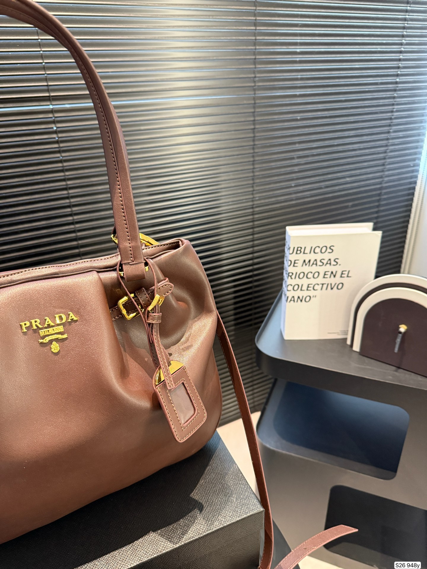 P180 普拉达 又是心动Prada的一天. 松弛慵懒的tote包真的爱惨了 上身满满的高级感！ 日常通勤必备哦！ 尺寸：33 26 货号948