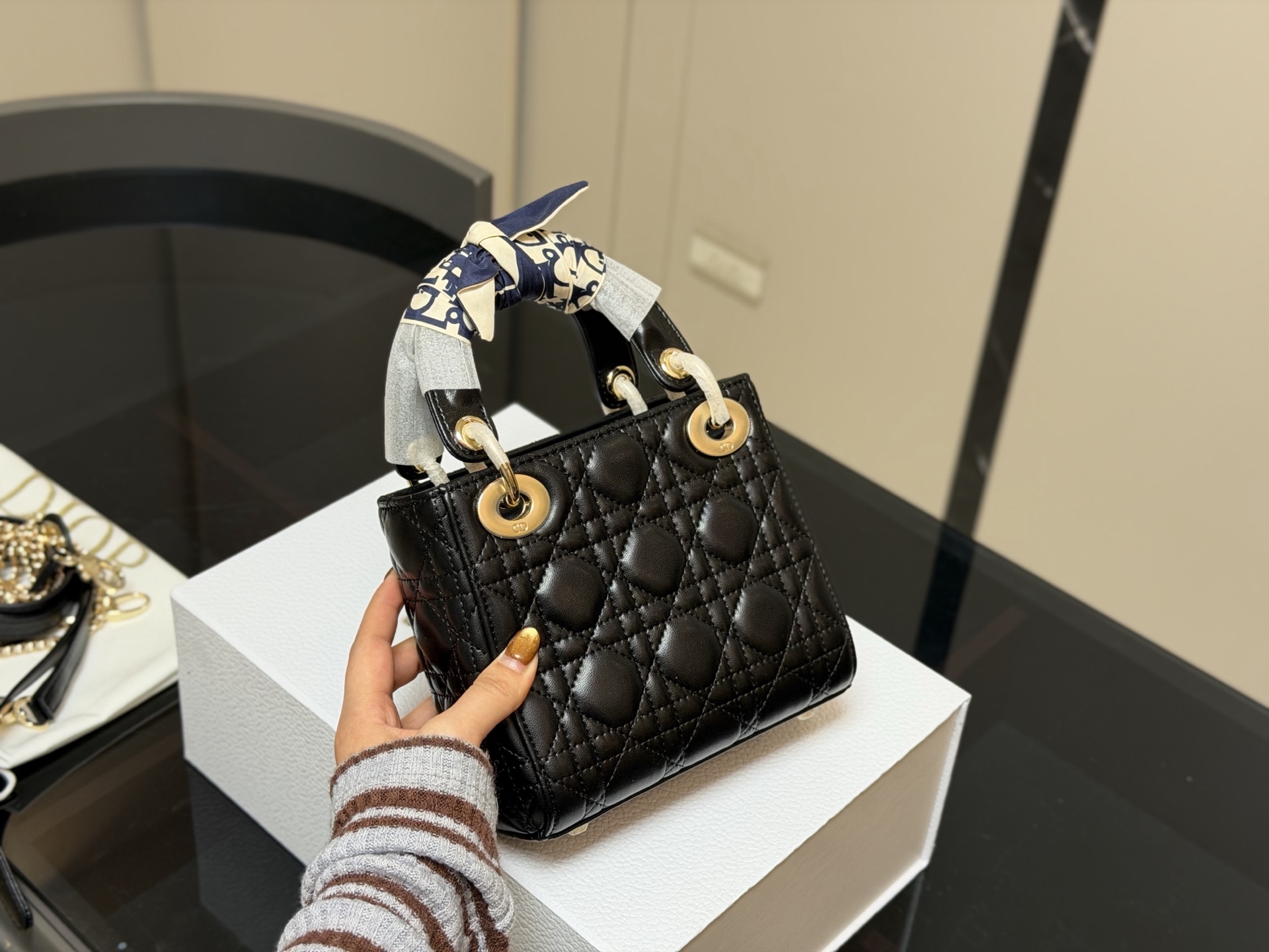 &yen;205 配折叠盒 尺寸:17*13cm 高品版.升级出货 ✅ 迪奥 戴妃羊皮 每个颜色真的太好看啦 是不是都需要它！