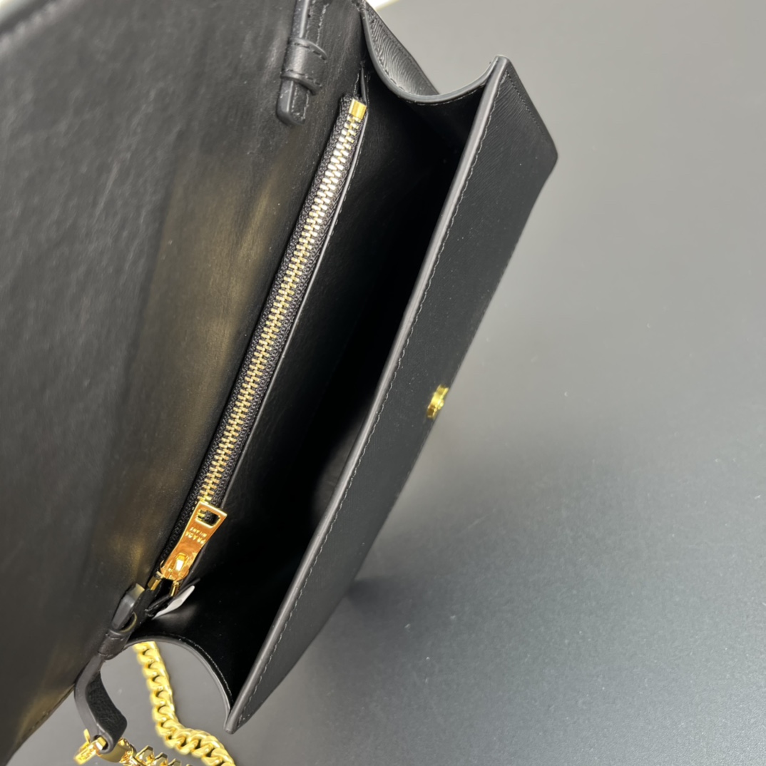 💰318包邮🉐️【顶级原单】P家🌹专柜🎉新款斜挎包🎉1BD318到货啦🎉🎉这款翻盖式单肩包采用Saffiano皮革打造，内配小羊皮。展现匠心设计，柔美设计一览无余。翻盖开合的尖端饰以涂珐琅金属三角形徽标，配有可拆卸长肩带/又可当手包😘😘精致的迷人魅力，简约大气，值得拥有。赶紧入手吧🎉🎉尺寸：长21.5x高14x底4cm🎉🎉🎉👏👏