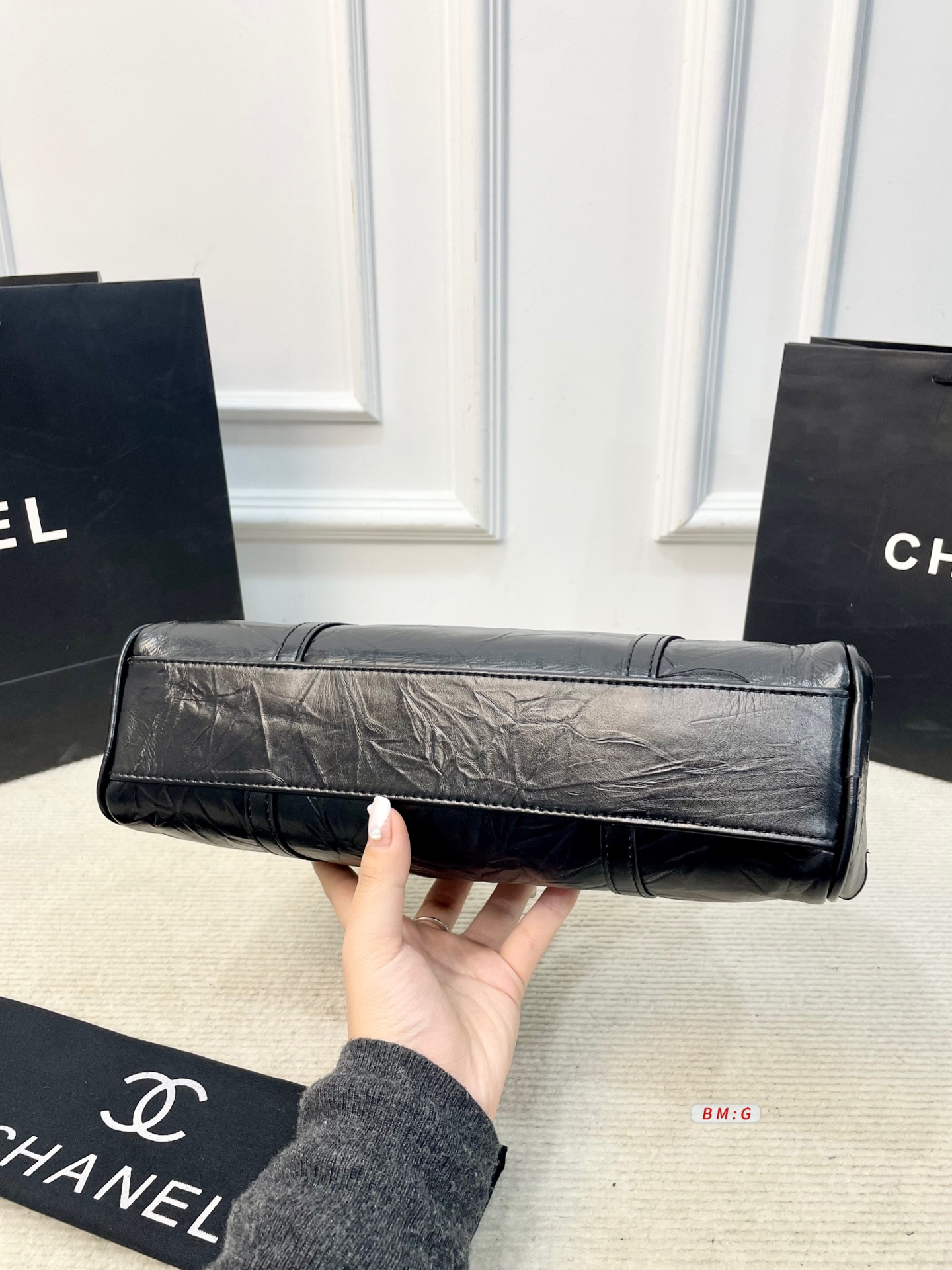 💰225 香奈儿黑色油蜡皮保龄球包，经典弧形设计，油蜡皮自带褶皱纹理，复古又高级✨。正面金属双C Logo超有辨识度，拉链开合更安全。内部空间合理，通勤休闲都能装。手柄弧形，手提肩背都OK，实用又时髦。 尺寸：31*9*16.5