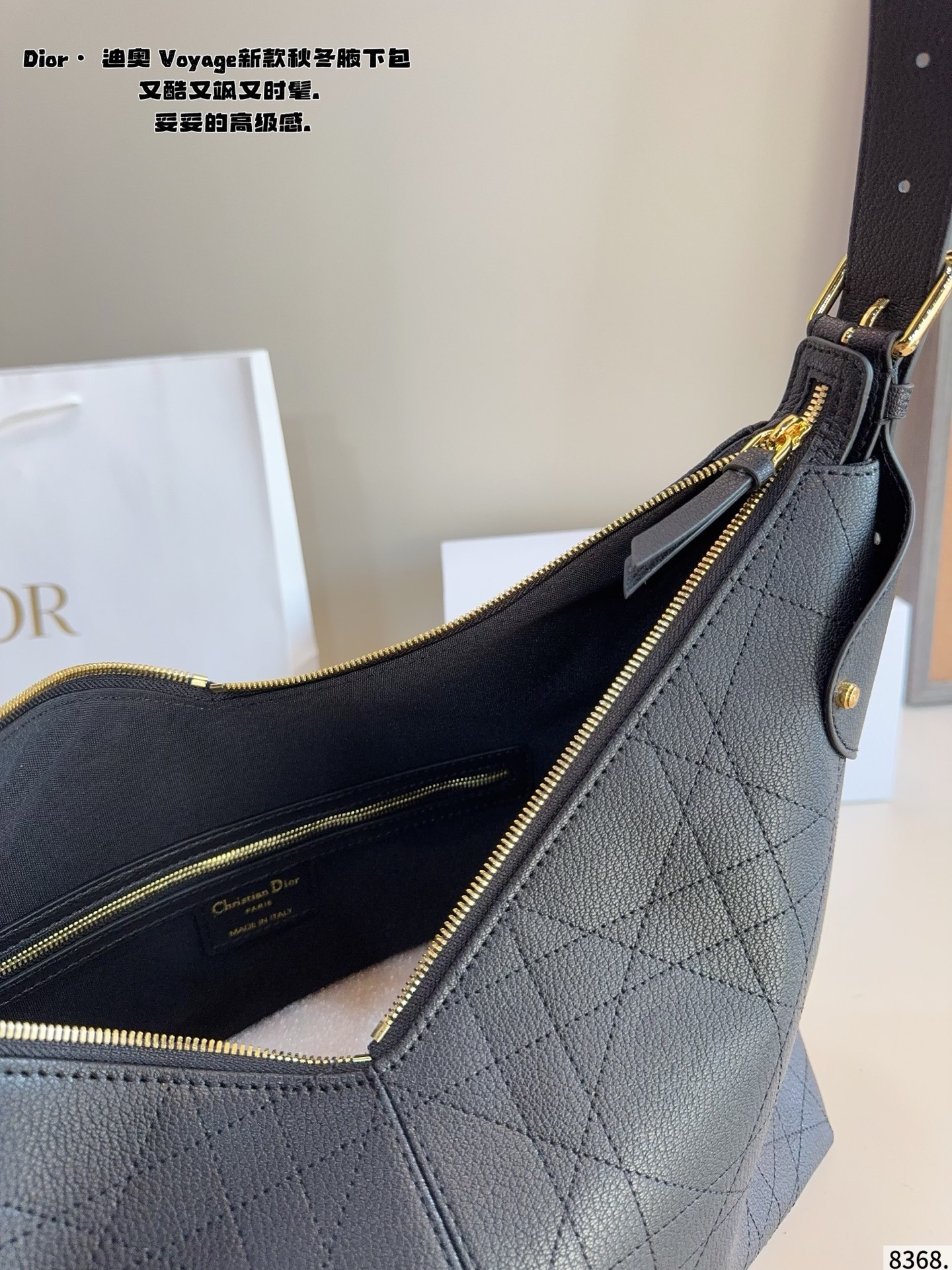 p210 又发现新款啦🤩Dior Voyage秋冬系列腋下包 又是一个迪奥新款腋下包，直接击中心巴上[哇R] 自带松弛感，包形柔软又随意～ 复古的粒面牛皮，经典藤纹格，双拉链设计～ 整体高级又时髦，精致感满满的字母吊坠～ 细节非常到位，超大的容量，自用很轻便哇 背上身满满的松弛感哇尺寸：36*13*29cm