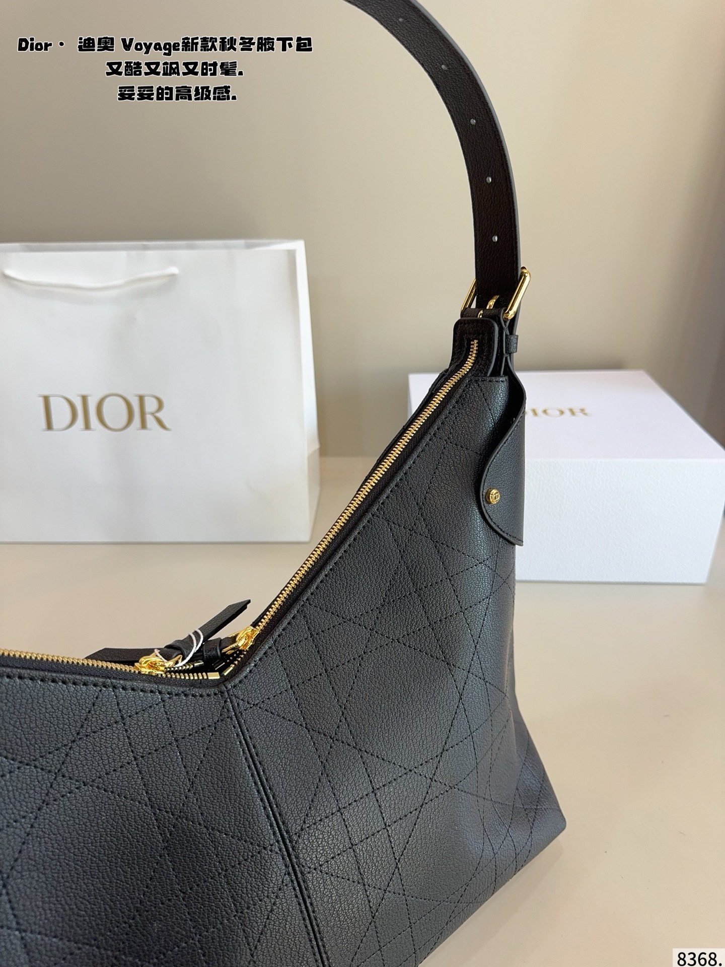 p210 又发现新款啦🤩Dior Voyage秋冬系列腋下包 又是一个迪奥新款腋下包，直接击中心巴上[哇R] 自带松弛感，包形柔软又随意～ 复古的粒面牛皮，经典藤纹格，双拉链设计～ 整体高级又时髦，精致感满满的字母吊坠～ 细节非常到位，超大的容量，自用很轻便哇 背上身满满的松弛感哇尺寸：36*13*29cm