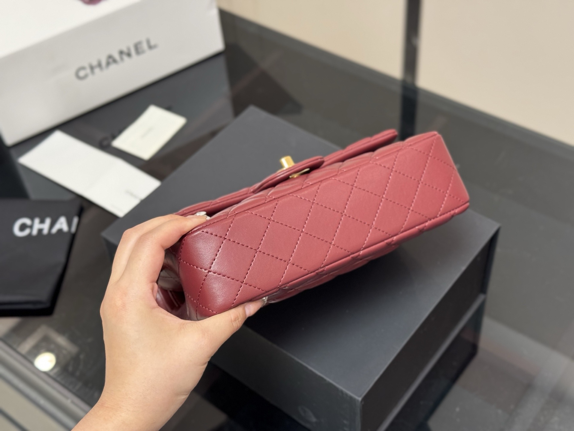 &yen;185 配折叠盒飞机盒 size:23cm 香奈儿 cf我们一直很用心在做 秒杀其他市面上的货 顶级原单鱼子酱 很舒服的一种！ 不管您是谁 稳稳hold住哦✔️✔ 四季必备单品！