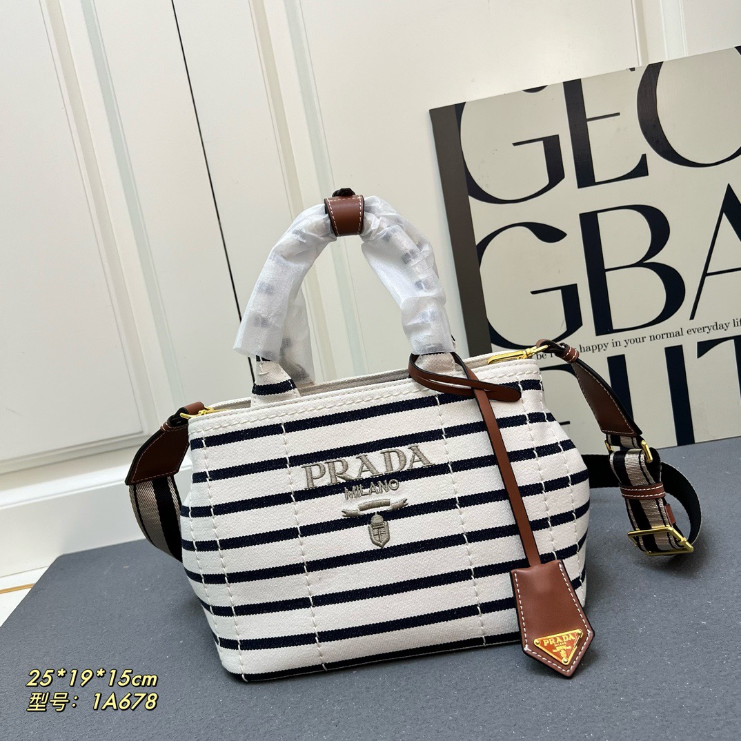 💰200包邮❗ 2025summer新品亚麻混纺配皮托特包小号 优雅时尚夏日度假风情托特包 采用亚麻混纺面料精心打造 配以牛皮双腕带 正面标志性字母徽标压花 超实用的托特包造型 配有可拆卸皮革钥匙环 简约精致内里容量超大超好用 简直是太棒了 .时尚潮人新宠 完美细节媲美砖柜超级棒5炎评价 size:25*19*15cm 型号：1A678