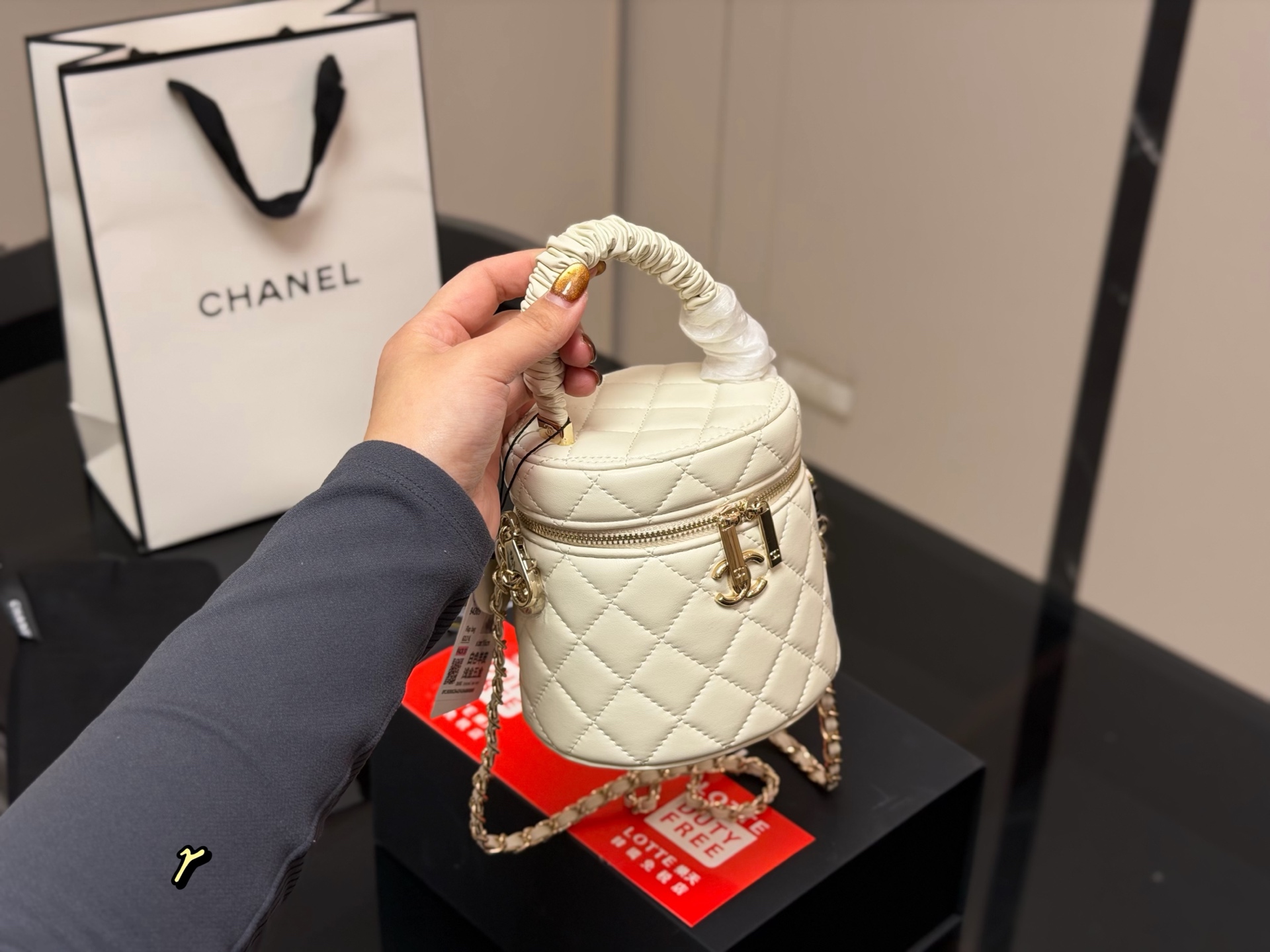 &yen;165 折叠盒 香奈儿Chanel 是美到炸裂的水桶包!! 很精致,容量也超级力! 手机纸巾卡 包唇膏绝无问题,精致得不行! 而且.上身效果棒棒的,链子长度刚好, 取东西 超方便 上身效果不错,不挑人，轻巧, 容量大,肯定实用! 尺寸:13.13cm