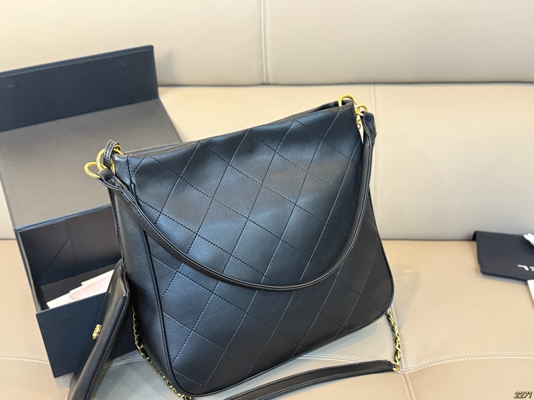 &yen;150折叠盒 香奈儿CHANEL Hobo腋下包 这款觉得手拎就很好看 配休闲装很酷啊！ 实物很漂亮 质感超级棒 尺寸：32 29