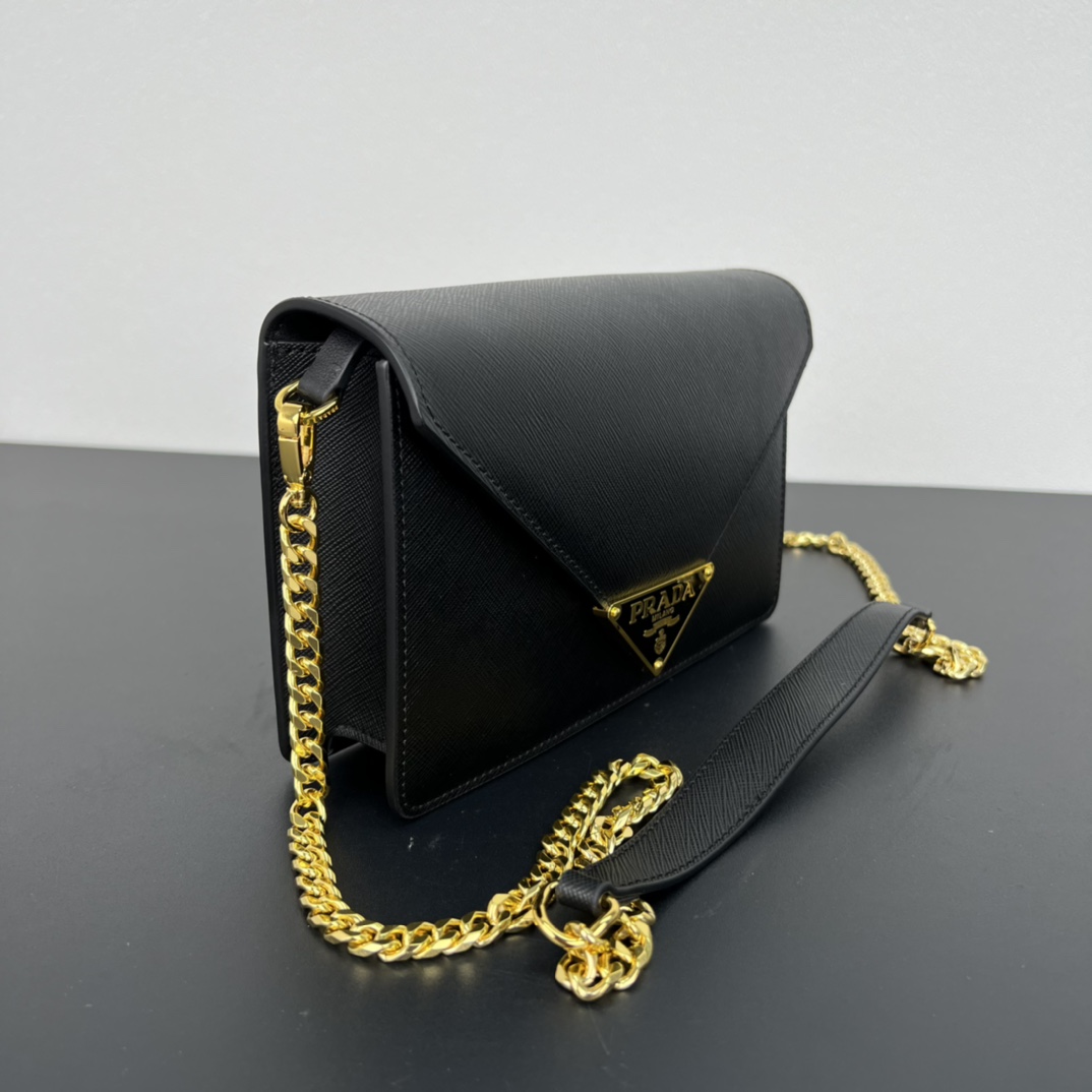 💰318包邮🉐️【顶级原单】P家🌹专柜🎉新款斜挎包🎉1BD318到货啦🎉🎉这款翻盖式单肩包采用Saffiano皮革打造，内配小羊皮。展现匠心设计，柔美设计一览无余。翻盖开合的尖端饰以涂珐琅金属三角形徽标，配有可拆卸长肩带/又可当手包😘😘精致的迷人魅力，简约大气，值得拥有。赶紧入手吧🎉🎉尺寸：长21.5x高14x底4cm🎉🎉🎉👏👏