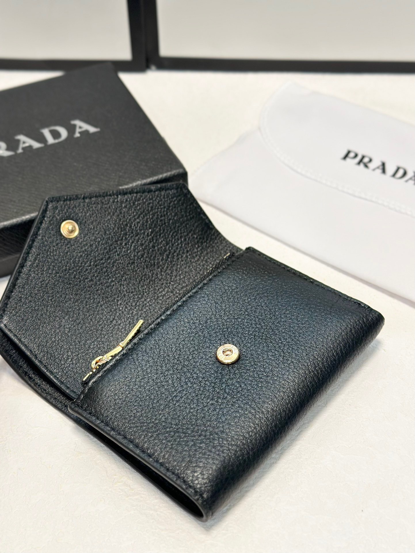 P95🎀🎀颜色 黑🎀尺寸 11x10🎀普拉达👏时尚钱包，优质牛皮👍🏻高档五金配件，内阁丰富，超级实用❗️现货高品质[得意]