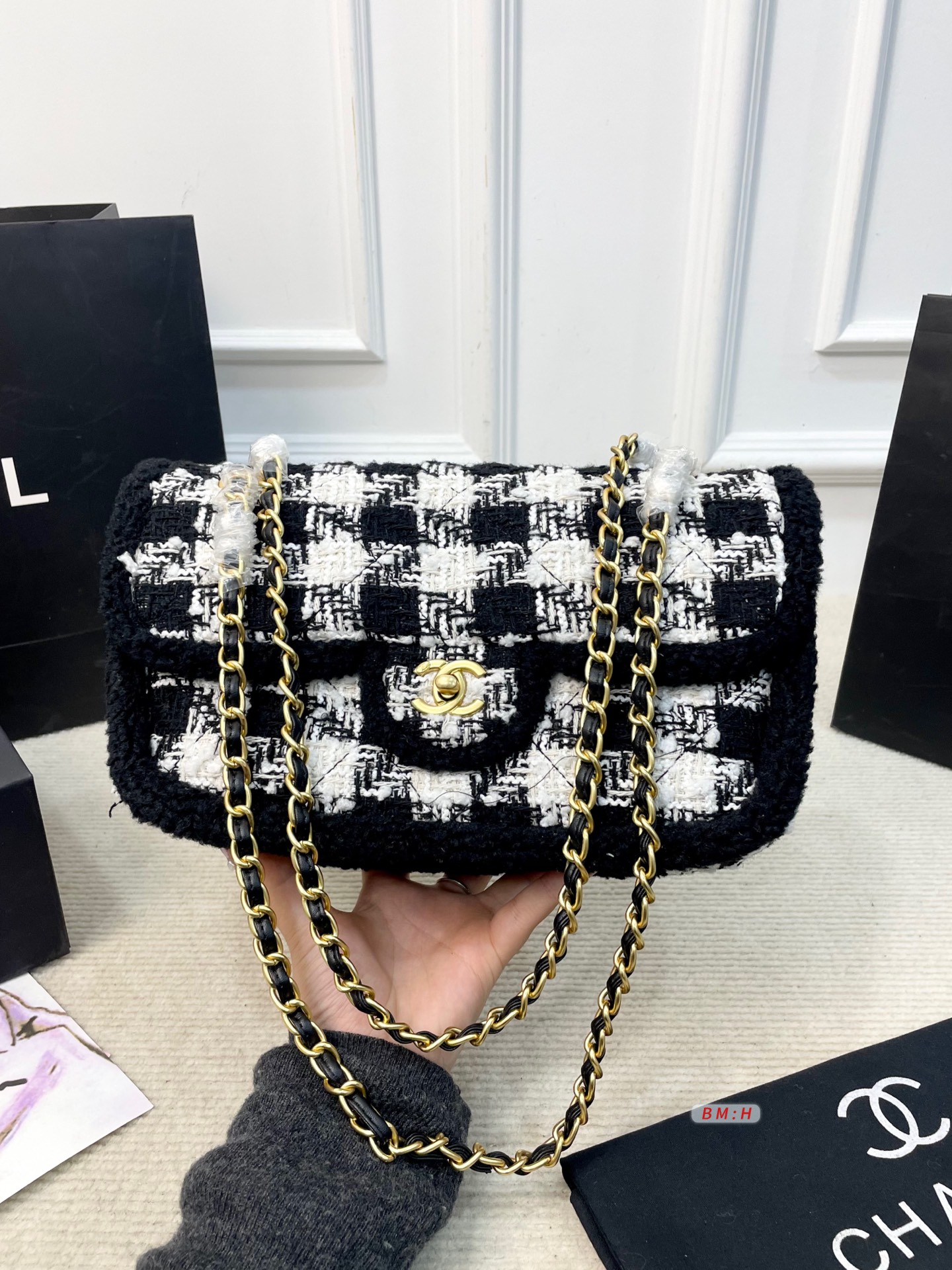 💰210 香奈儿CF系列25N黑白千鸟格粗花呢包链条包斜挎包，经典千鸟格纹+金色链条，优雅复古气质满分✨。毛呢材质柔软有质感，秋冬搭配大衣毛衣超有氛围感！日常通勤、出街都很实用，手机卡包轻松装下。金属双C标志+皮穿链条，细节精致，肩带可调节，单肩斜挎都OK。 尺寸：29*10*20