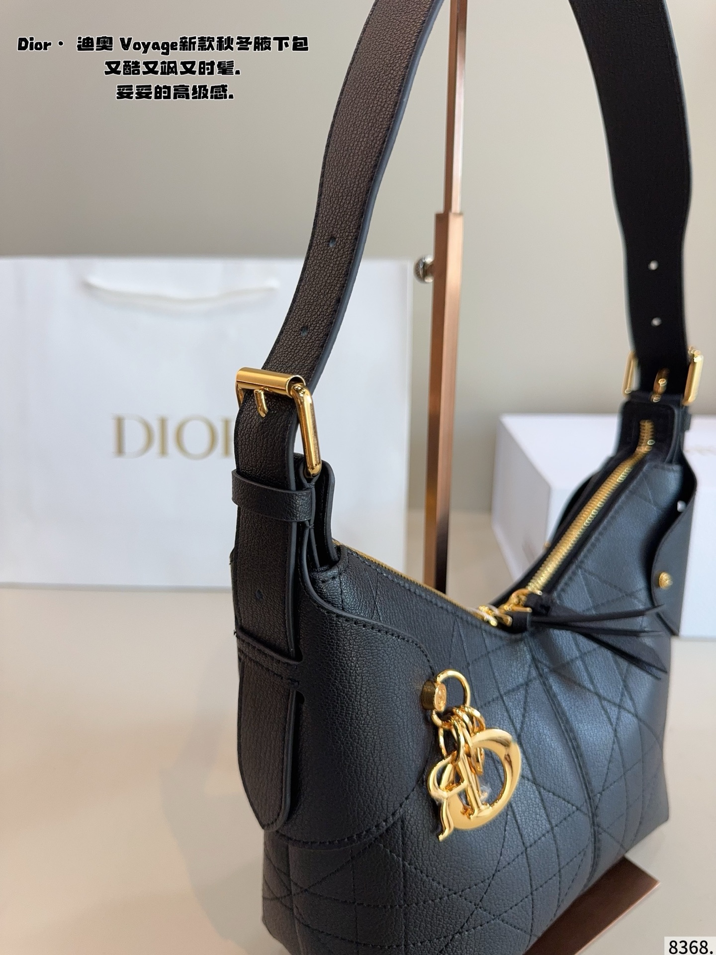 p200配礼盒🎁. 又发现新款啦🤩Dior Voyage秋冬系列腋下包 又是一个迪奥新款腋下包，直接击中心巴上[哇R] 自带松弛感，包形柔软又随意～ 复古的粒面牛皮，经典藤纹格，双拉链设计～ 整体高级又时髦，精致感满满的字母吊坠～ 细节非常到位，超大的容量，自用很轻便哇 背上身满满的松弛感哇尺寸：21*9*20cm