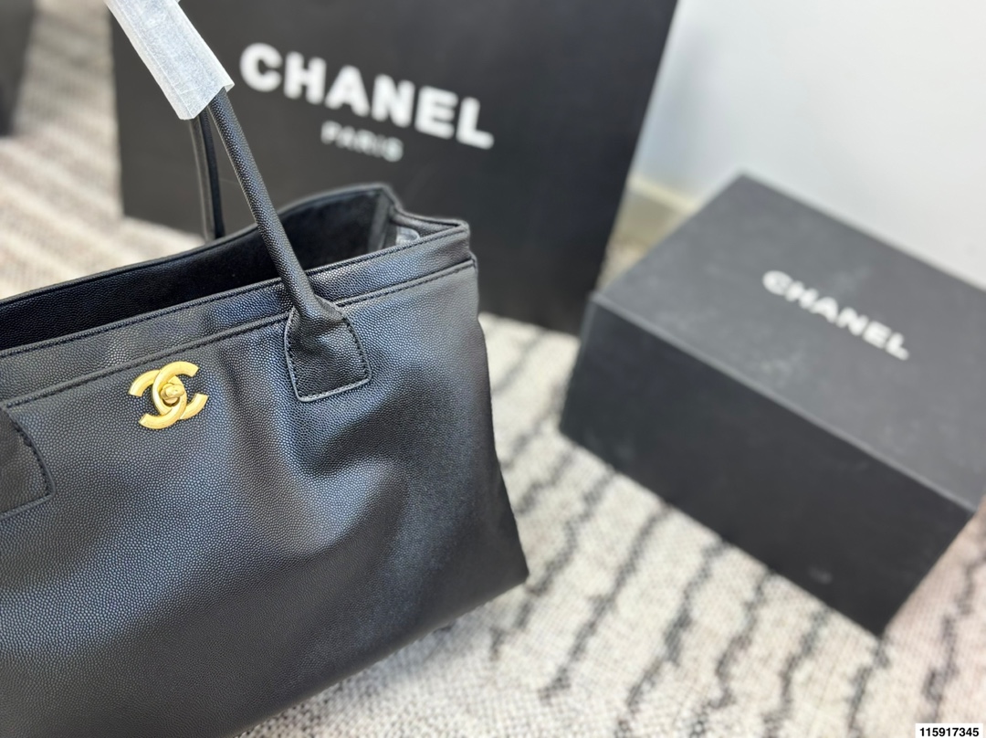 p155 尺寸36.23 Chanel 香奈儿 cerf 鱼子酱荔枝皮 公文包 经典永不过时的Cerf包型，简约大气又实用[哇R]鱼子酱牛皮耐磨耐造有质感！还是黑金配色