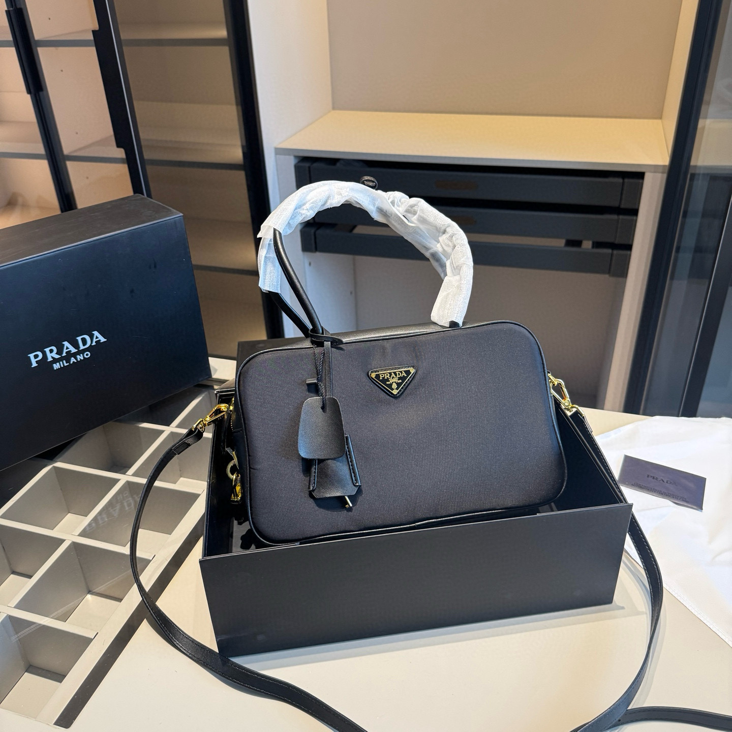 🅿️185～🅿️190～🅿️195✅新品推荐🔜 高端货🔥Prada普拉达专柜新款锁头腋下包～👍明星同款！到哪都是回头率👍专柜同款哦！品质堪比正品！进口面料外出轻便实用！原版顶级五金🎁原版礼盒包装（size：小号28*14 中号30*18 大号34*23）