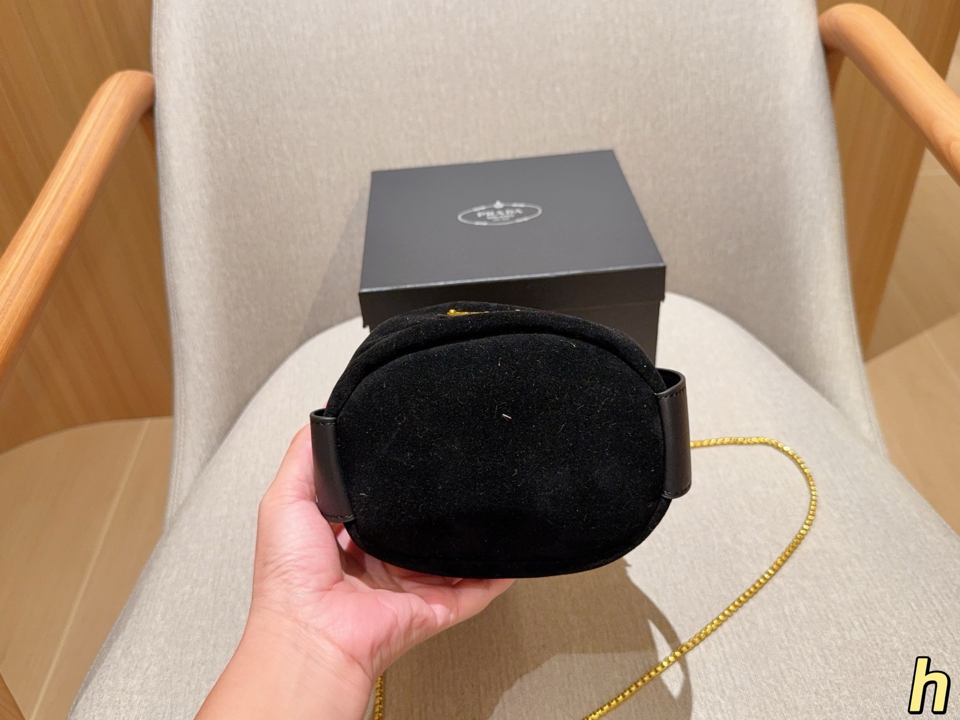 💰120 Prada普拉达 25ssMariner麂皮绒水桶包～链条斜挎包～ 尺寸：17&times;18&times;12 礼盒包装🎁