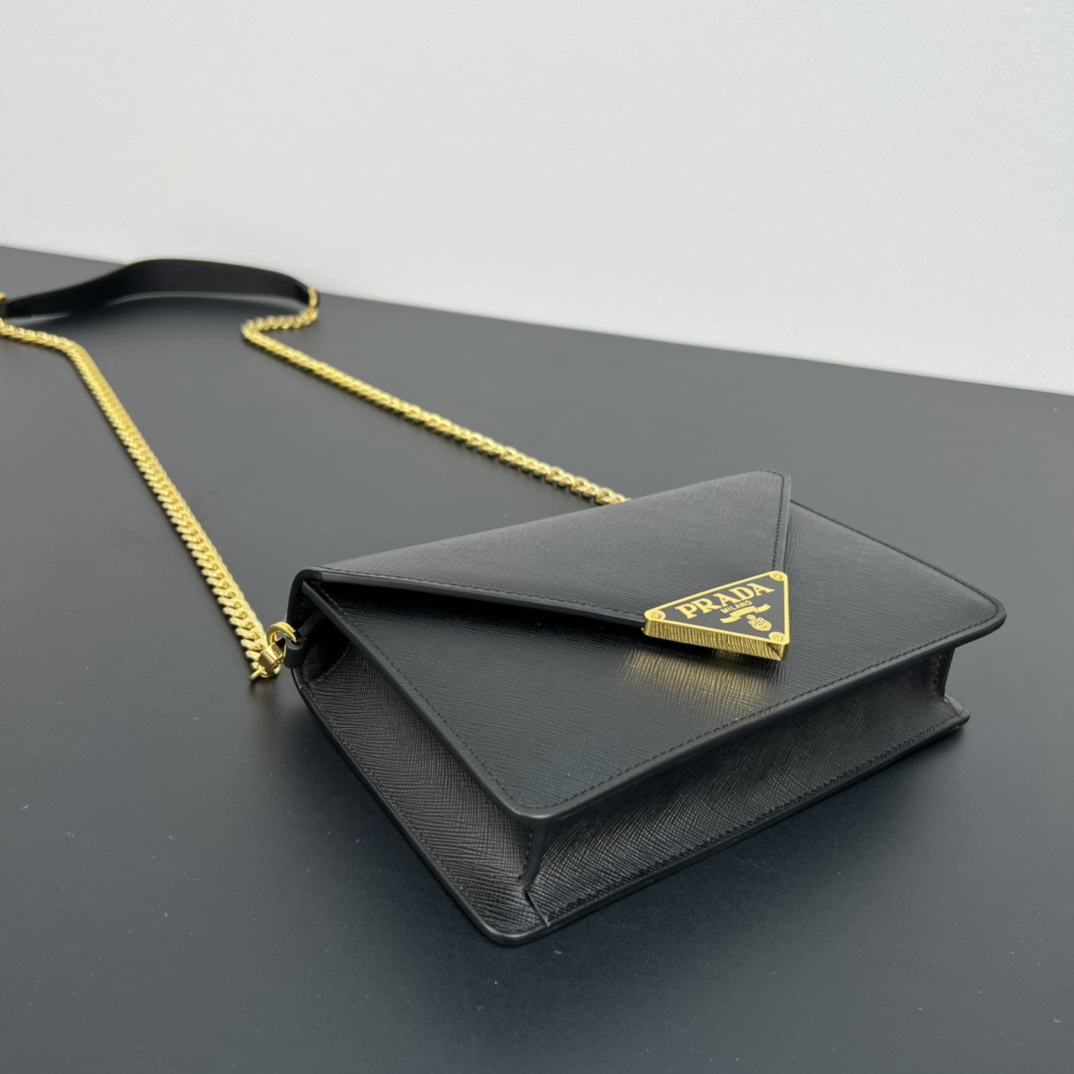 💰318包邮🉐️【顶级原单】P家🌹专柜🎉新款斜挎包🎉1BD318到货啦🎉🎉这款翻盖式单肩包采用Saffiano皮革打造，内配小羊皮。展现匠心设计，柔美设计一览无余。翻盖开合的尖端饰以涂珐琅金属三角形徽标，配有可拆卸长肩带/又可当手包😘😘精致的迷人魅力，简约大气，值得拥有。赶紧入手吧🎉🎉尺寸：长21.5x高14x底4cm🎉🎉🎉👏👏