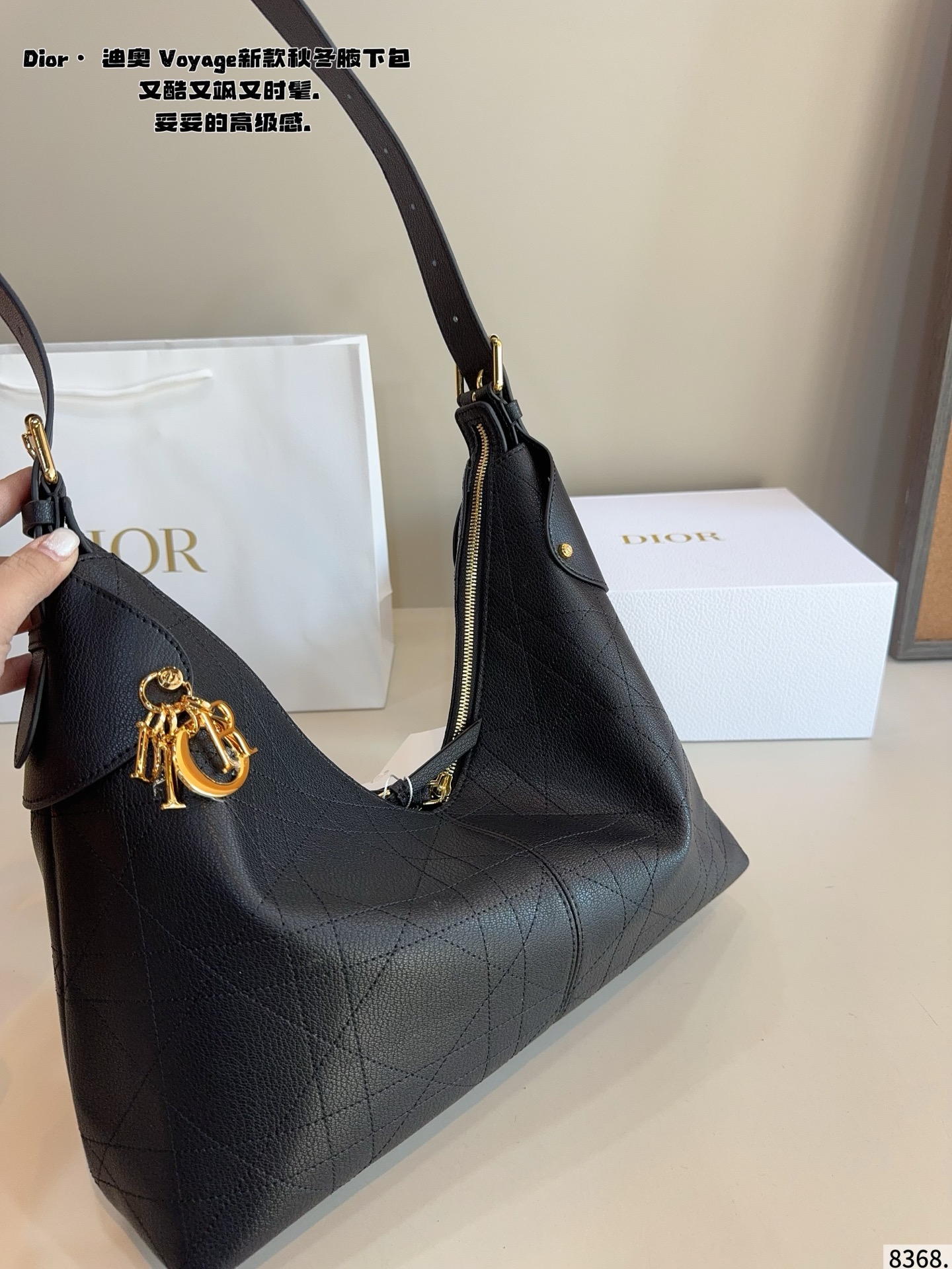 p210 又发现新款啦🤩Dior Voyage秋冬系列腋下包 又是一个迪奥新款腋下包，直接击中心巴上[哇R] 自带松弛感，包形柔软又随意～ 复古的粒面牛皮，经典藤纹格，双拉链设计～ 整体高级又时髦，精致感满满的字母吊坠～ 细节非常到位，超大的容量，自用很轻便哇 背上身满满的松弛感哇尺寸：36*13*29cm