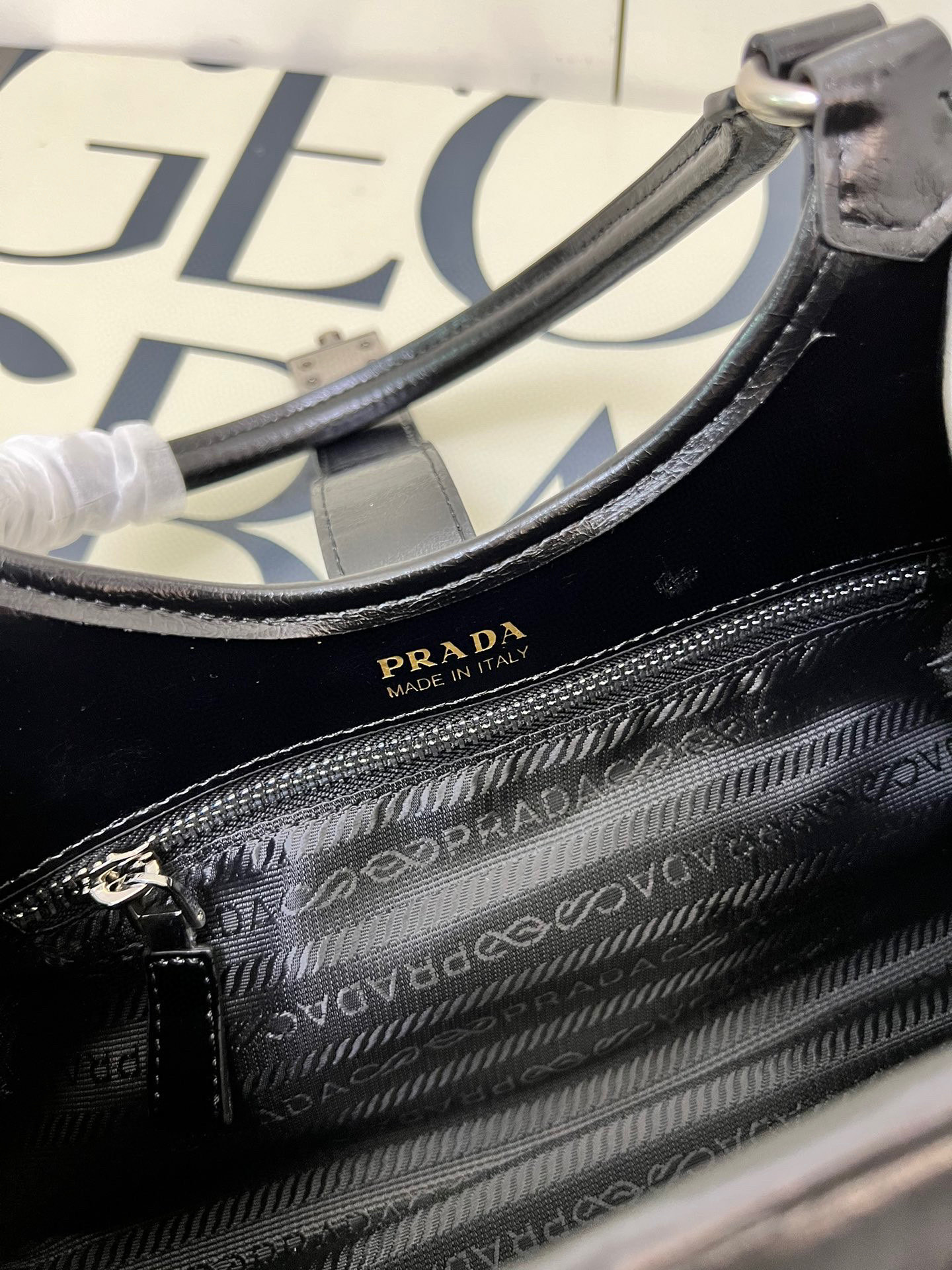 💰248包邮‼️ 🎉新品🎉1BG563春夏新款🎉🎉 这款走秀款采用进口油腊皮，顶级五金，前幅配有插扣锁开合，容量空间大，又可手提又可肩背，上身效果非常大气时尚，喜欢宝宝们，赶紧入手吧🎉🎉 长30.5x高17.5x底9cm