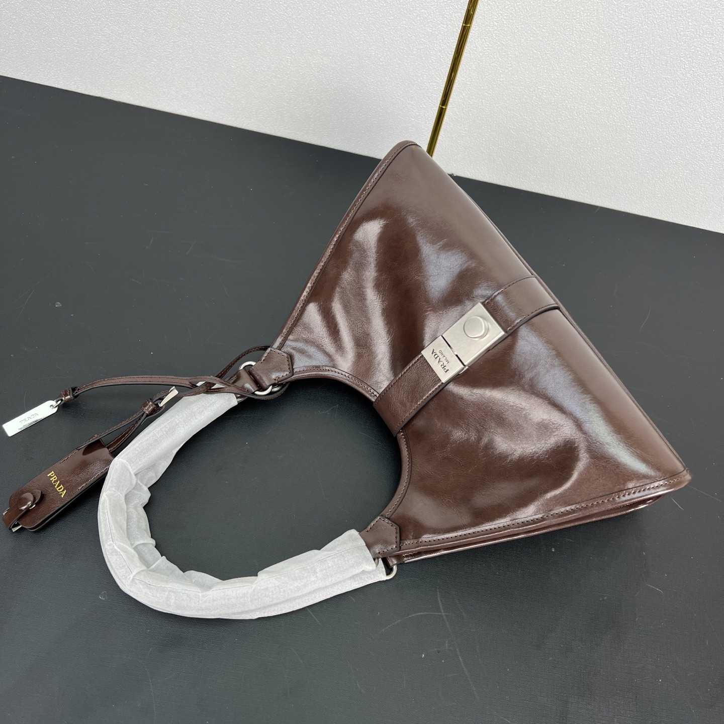 定制版💰338包邮‼️ 🎉新品🎉1BG563新款🎉🎉 这款走秀款采用进口油腊皮，顶级五金，前幅配有插扣锁开合，容量空间大，又可手提又可肩背，上身效果非常大气时尚，喜欢宝宝们，赶紧入手吧🎉🎉 长30.5x高17.5x底9cm🎉🎉🎉