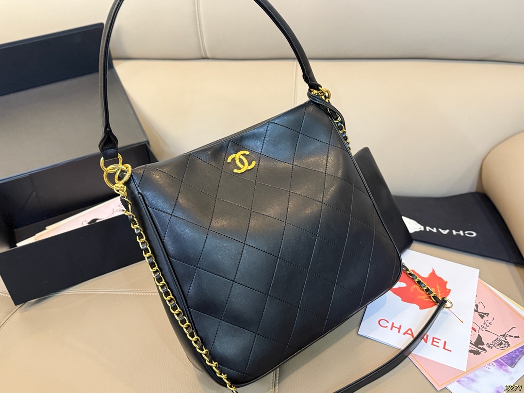 &yen;150折叠盒 香奈儿CHANEL Hobo腋下包 这款觉得手拎就很好看 配休闲装很酷啊！ 实物很漂亮 质感超级棒 尺寸：32 29