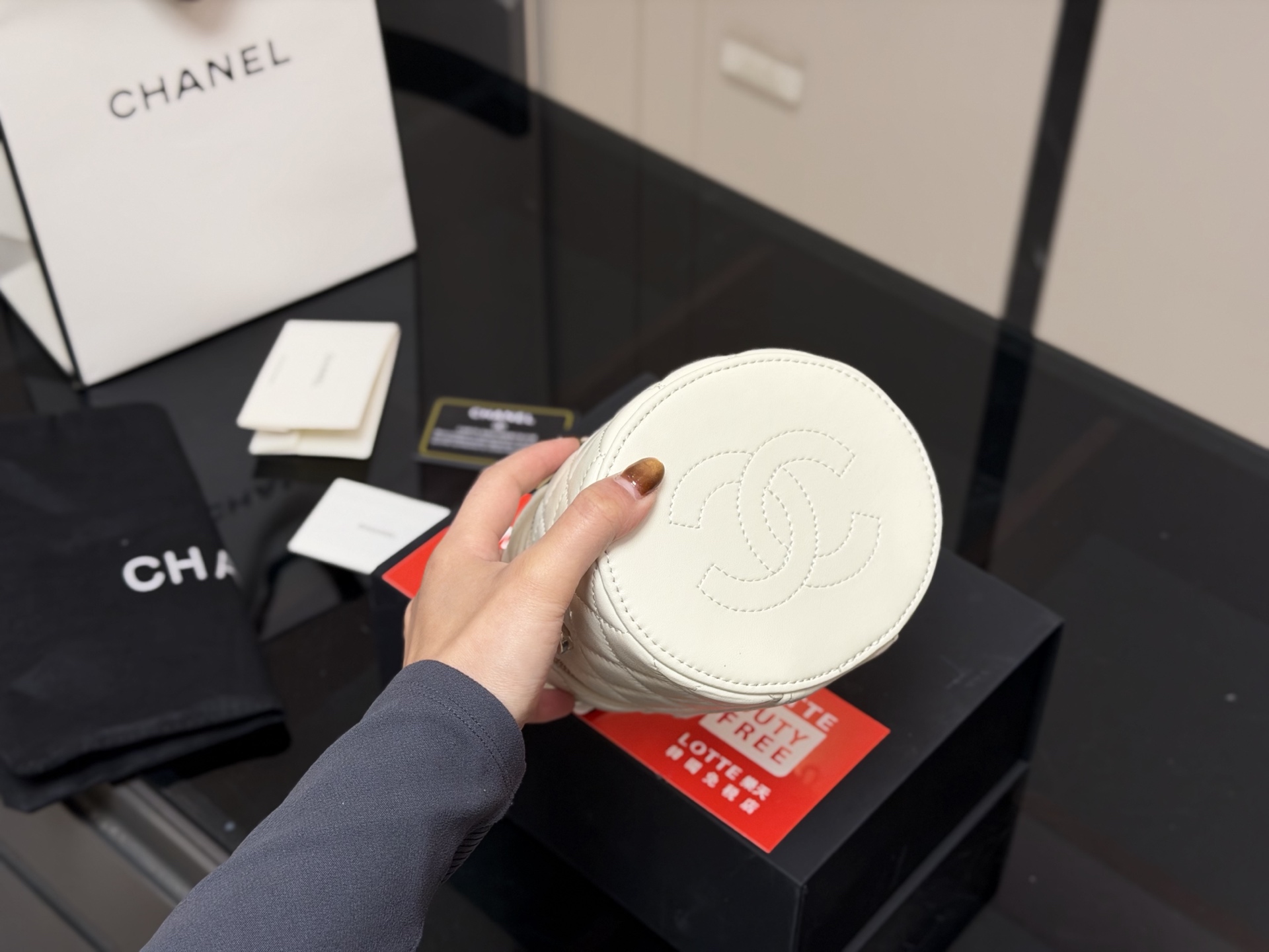 &yen;165 折叠盒 香奈儿Chanel 是美到炸裂的水桶包!! 很精致,容量也超级力! 手机纸巾卡 包唇膏绝无问题,精致得不行! 而且.上身效果棒棒的,链子长度刚好, 取东西 超方便 上身效果不错,不挑人，轻巧, 容量大,肯定实用! 尺寸:13.13cm