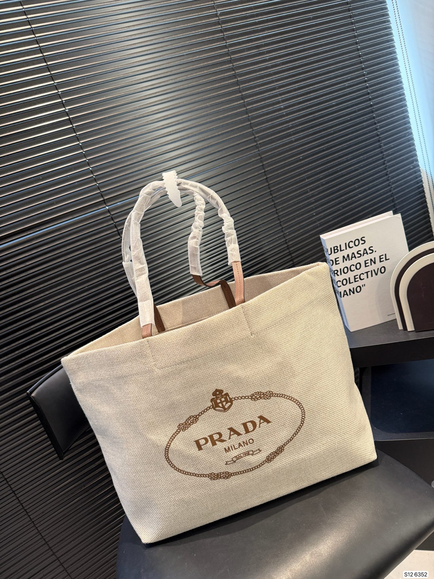 P110 Prada普拉达牛仔托特包 容量充裕，搭配便捷的大开口 质感柔软的面料勾勒出时尚简约之美 尺寸38 30 货号6352