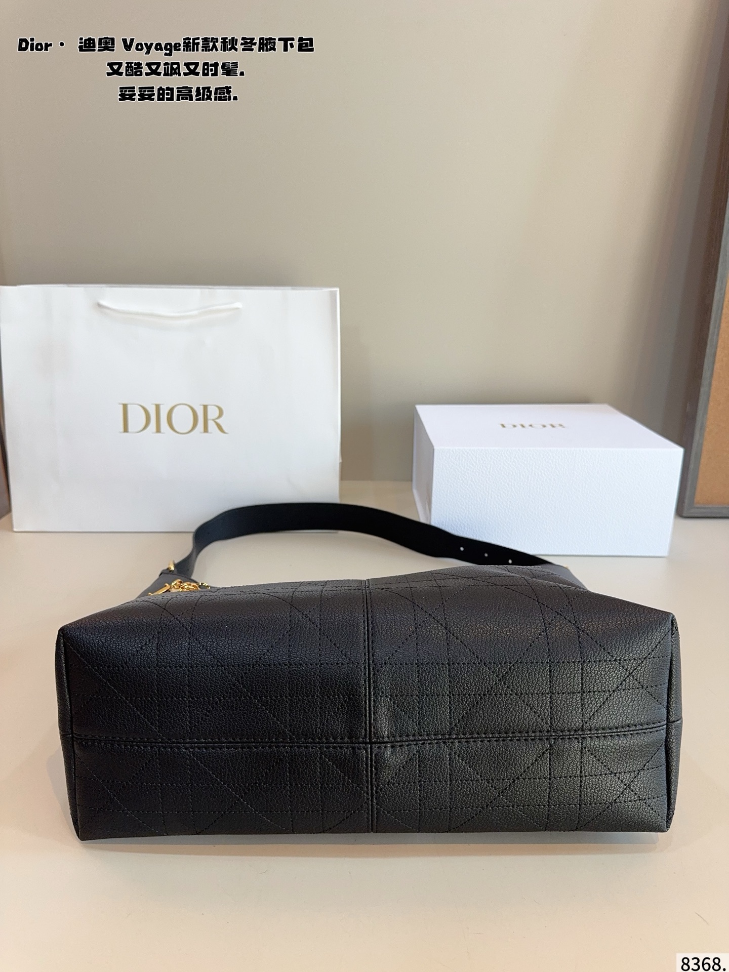 p210 又发现新款啦🤩Dior Voyage秋冬系列腋下包 又是一个迪奥新款腋下包，直接击中心巴上[哇R] 自带松弛感，包形柔软又随意～ 复古的粒面牛皮，经典藤纹格，双拉链设计～ 整体高级又时髦，精致感满满的字母吊坠～ 细节非常到位，超大的容量，自用很轻便哇 背上身满满的松弛感哇尺寸：36*13*29cm