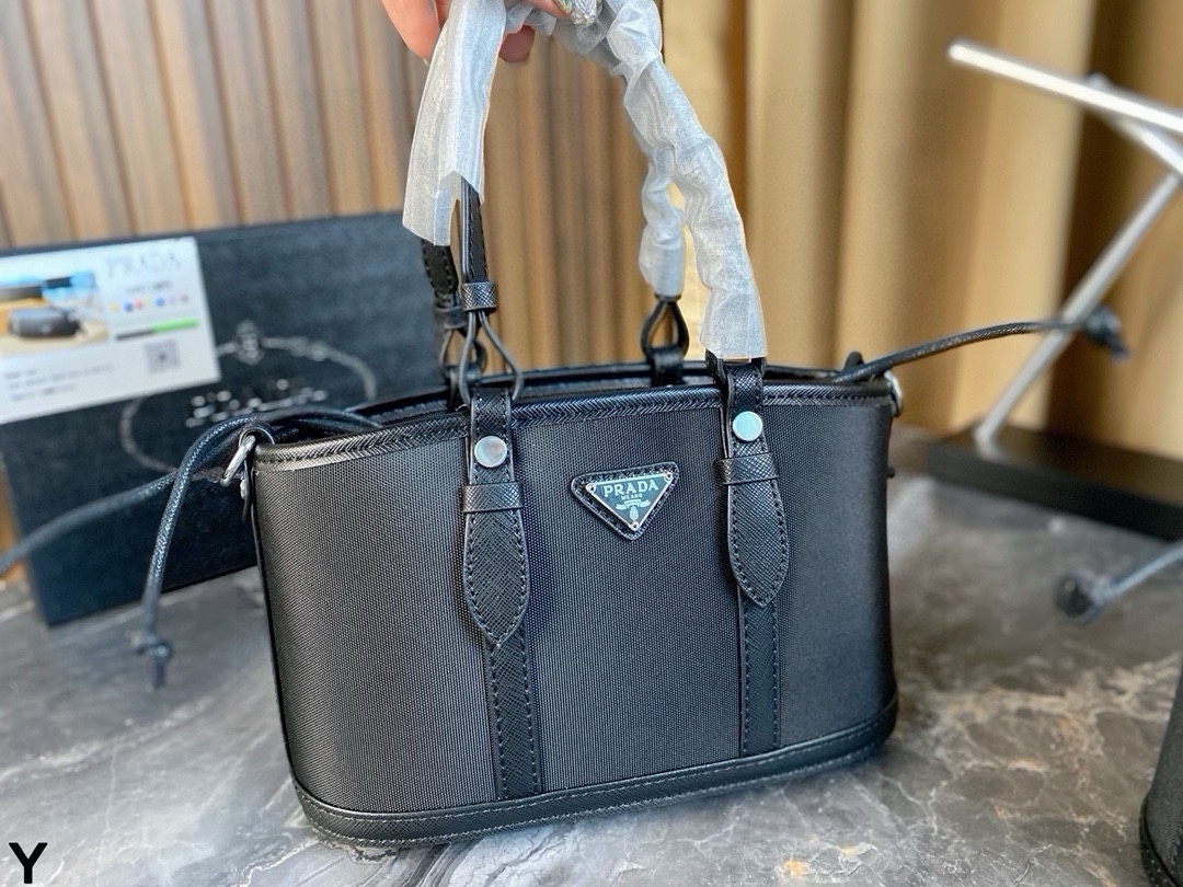p125/p120 配盒🎁 Prada/普拉达家尼龙包！ 犹如潇洒在普拉达女包的体闲生活中穿梭 内设贴袋 可拆卸式斜挎肩带 面料纹路清晰 走线均匀! 尺寸：24*14/21*12