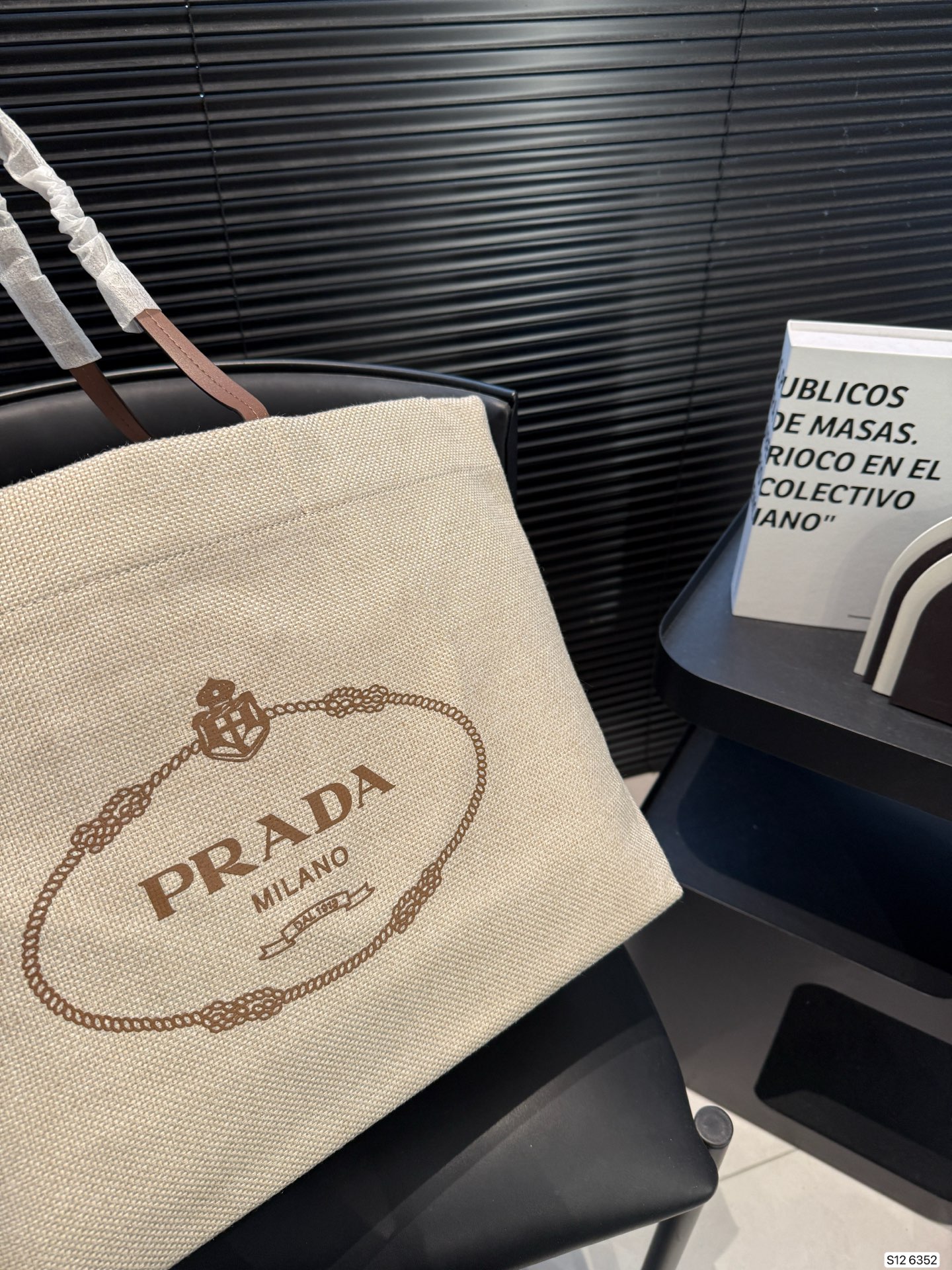 P110 Prada普拉达牛仔托特包 容量充裕，搭配便捷的大开口 质感柔软的面料勾勒出时尚简约之美 尺寸38 30 货号6352