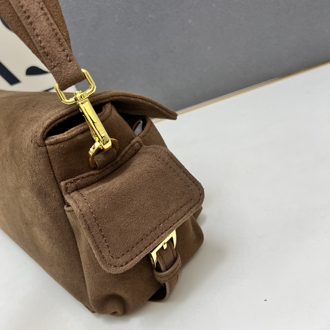 💰240包邮❗ 新款邮差包🎉1A395全皮🎉 这款手袋完美融合精致与功能性，采用再生尼龙材质，轮廓柔和，配有多个口袋。轻盈实用的设计结合运动与百搭元素，饰有涂珐琅三角形金属徽标，搭配皮革细节。配有2条肩带可拆卸，容量大，太完美，又是一款永久不过时爆款，大号男女共用，赶紧入手吧 小号:长30x高14x底10cm