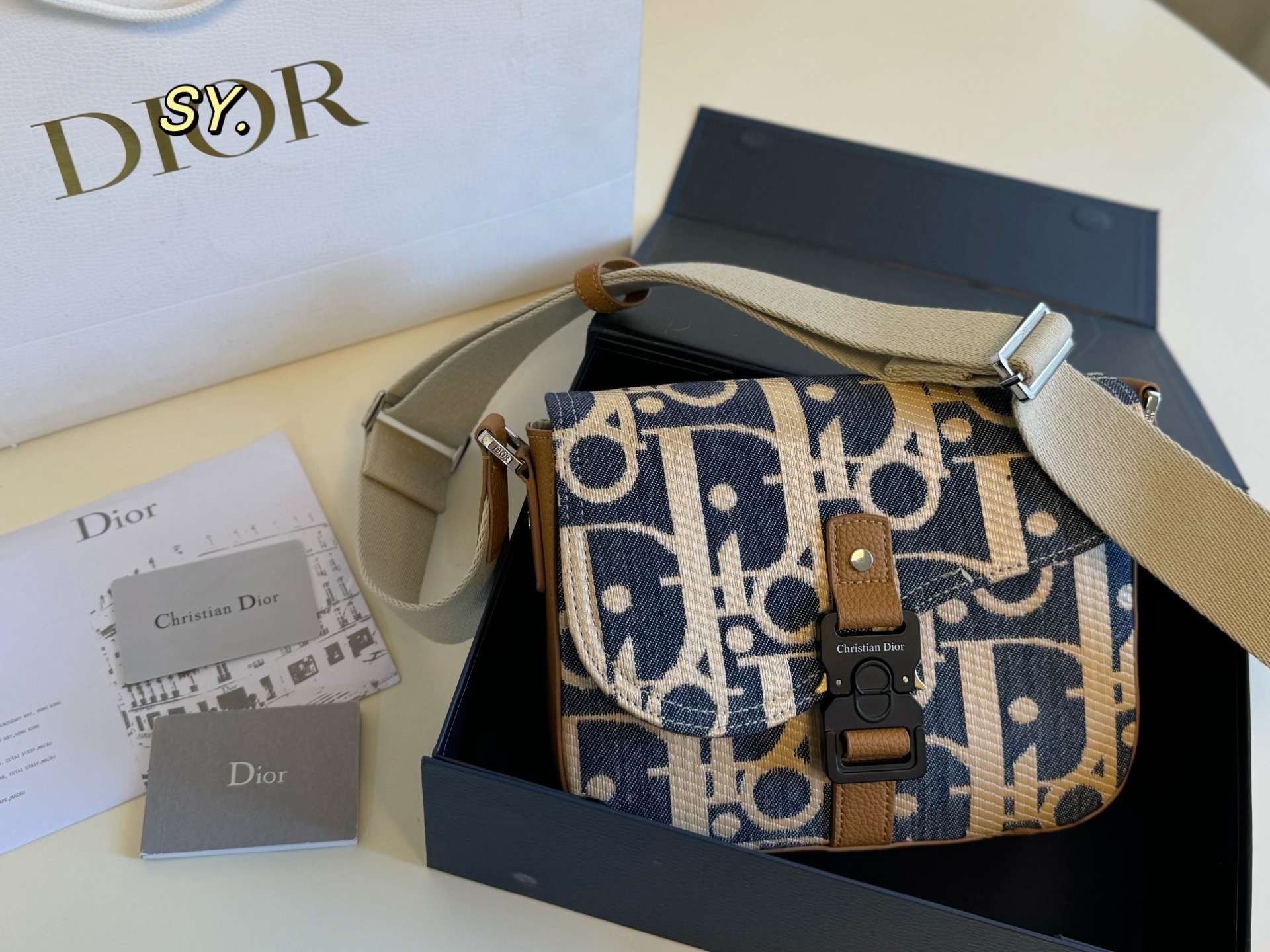 P180（折叠盒） size：23&times;19 DIOR 迪奥新款牛仔马鞍信使包💕 马鞍与信使元素相结合的斜挎包， 可调节肩带，🉑️肩背或斜挎， 实用率非常高，可搭配休闲和商务！