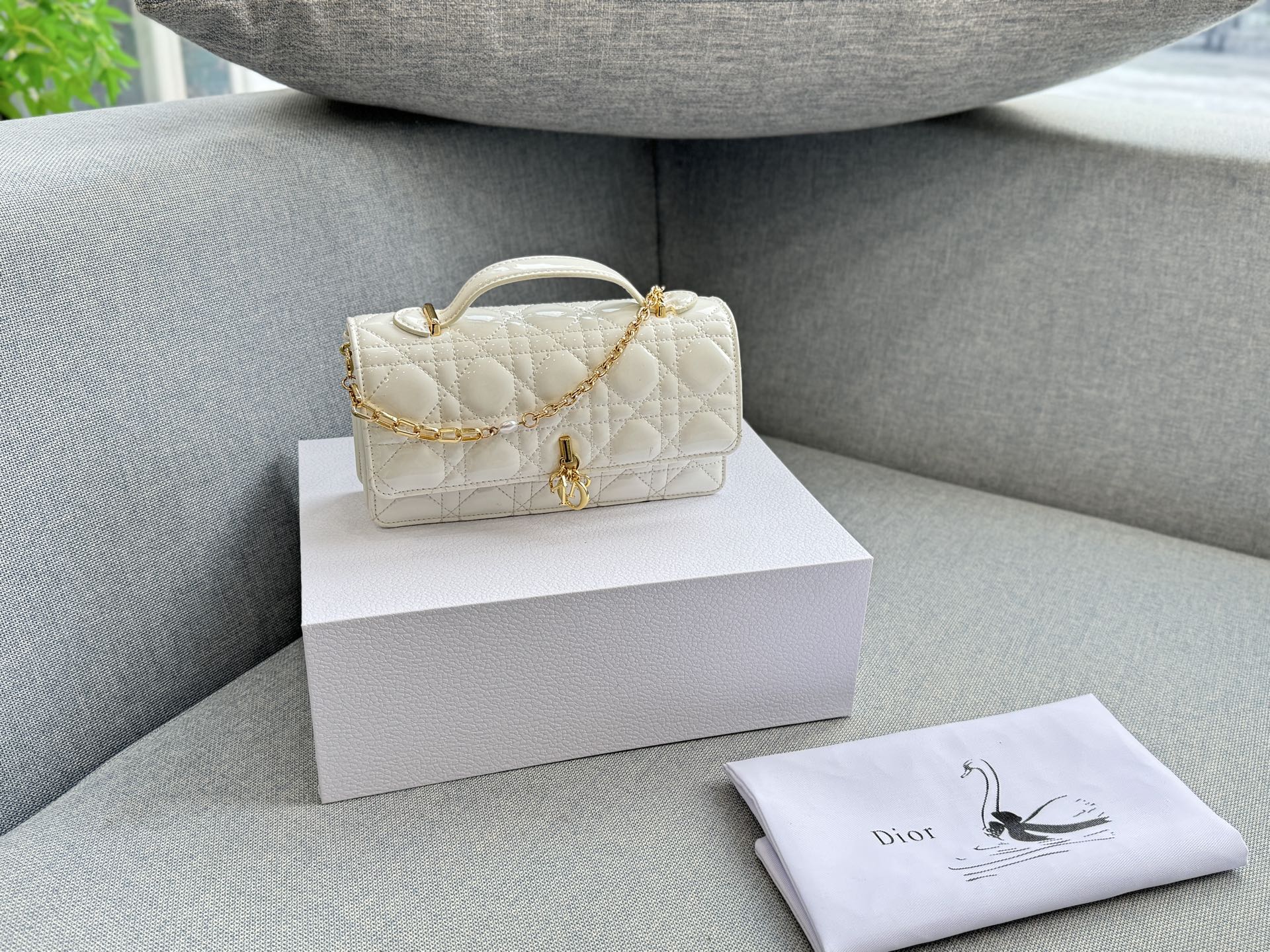 大💰190 折叠盒 小💰185 折叠盒 size：24&times;14/21&times;11 DIOR迪奥 My Dior MISS DIOR 藤格纹 漆皮 链条包 单肩斜挎包手提包 手袋兼具优雅气质与实用功能。采用黑色漆皮牛皮革精心制作，饰以藤格纹缉面线，翻盖点缀以D.I.O.R.吊饰，两个隔层和一个拉链口袋可收纳各种日常用品，可与日常或晚装造型搭配使用。 秋冬的氛围感拉满~