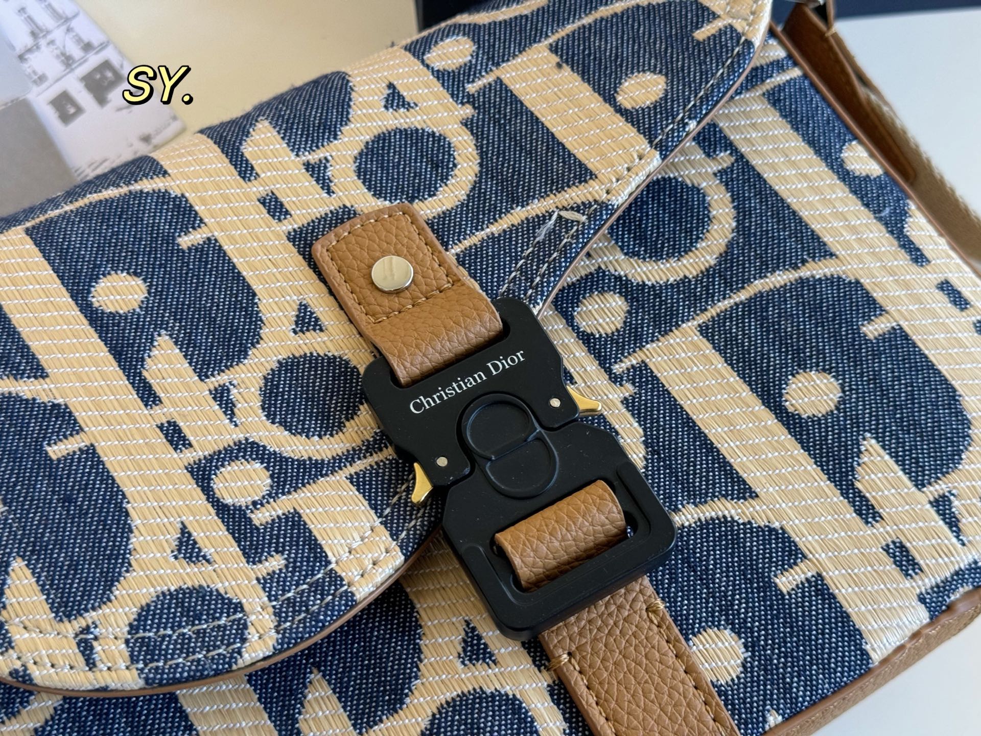 P180（折叠盒） size：23&times;19 DIOR 迪奥新款牛仔马鞍信使包💕 马鞍与信使元素相结合的斜挎包， 可调节肩带，🉑️肩背或斜挎， 实用率非常高，可搭配休闲和商务！