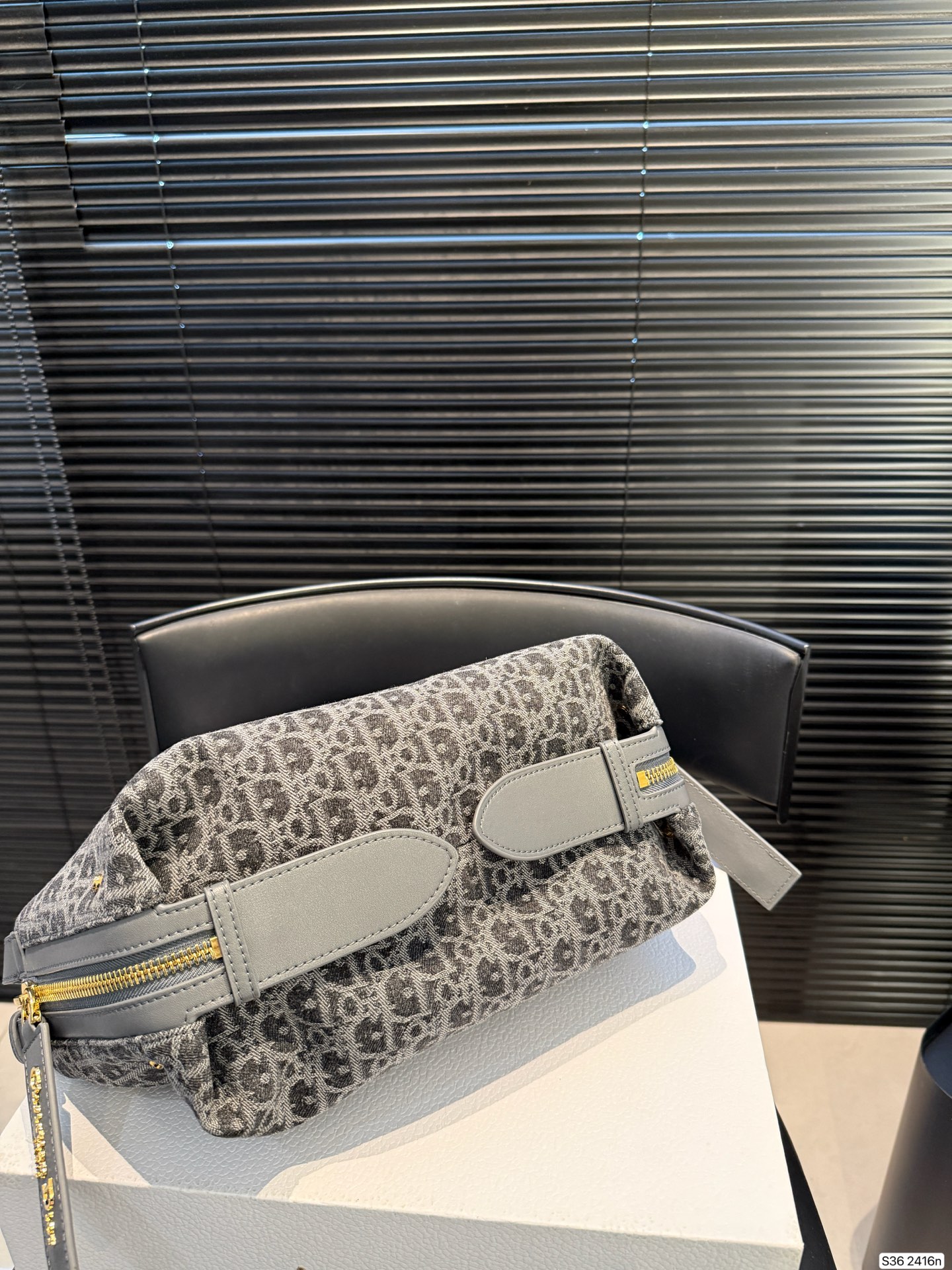 P230配折叠盒子 迪奥旅行包 被 Dior新款流浪包美到失语 富家千金同款Dior新款流浪包，一眼万年，背着它，你就是人群焦点谁还看路啊!时尚圈顶流Dior新款流浪包，把高级感狠狠拿捏住了，背上秒变街拍女王。 富家千金同款Dior新款流浪包，一眼万年，背着它，你就是人群焦点尺寸：26 15 货号2416