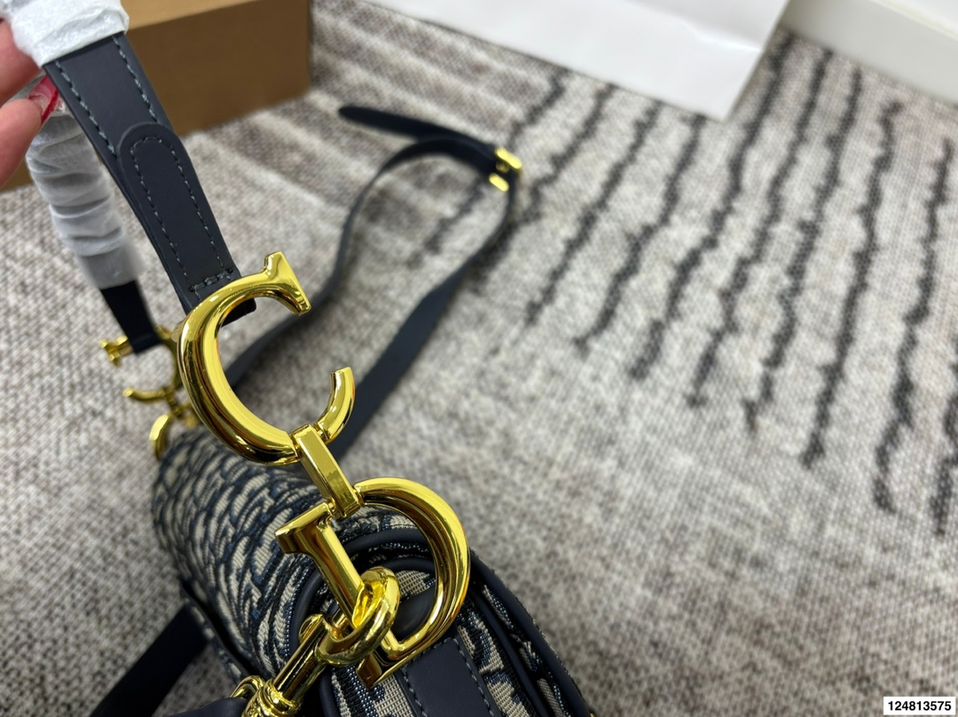 P175 折叠盒 Mini 迪奥DiorSaddle马鞍包 它的造型来自于2000年时任Dior设计师John Galliano的创新设计，他希望在他设计理念的感召下，女性可以更多的独立自我! 马鞍包设计造型来自侧面看到的马鞍造型，下垂的D完美的形成马蹄蹬的设计! Saddle包盖呈现自然弧度，与Lady Dior-样，同样来自手工模台制造而成!体现dior高级手工定制精神，坚守最传统最极致的法式风格，以及意大利精湛手工艺! 翻盖设计来自马鞍.上放置物品的吸扣设计，磁石搭扣简约大方，凸显包包的完美一致性! Saddle可以搭配多种肩带设计，肩带也被称为马鞍包的另一个&ldquo;灵魂&rdquo;!没有肩带的马鞍包是不完整的，因为肩带设计斜挎在胯部，拉长腿型，形成鲜明的个性张扬而风格独特!不拘一格正是MGC想要打造的女性造型! 尺寸: 25 20cm