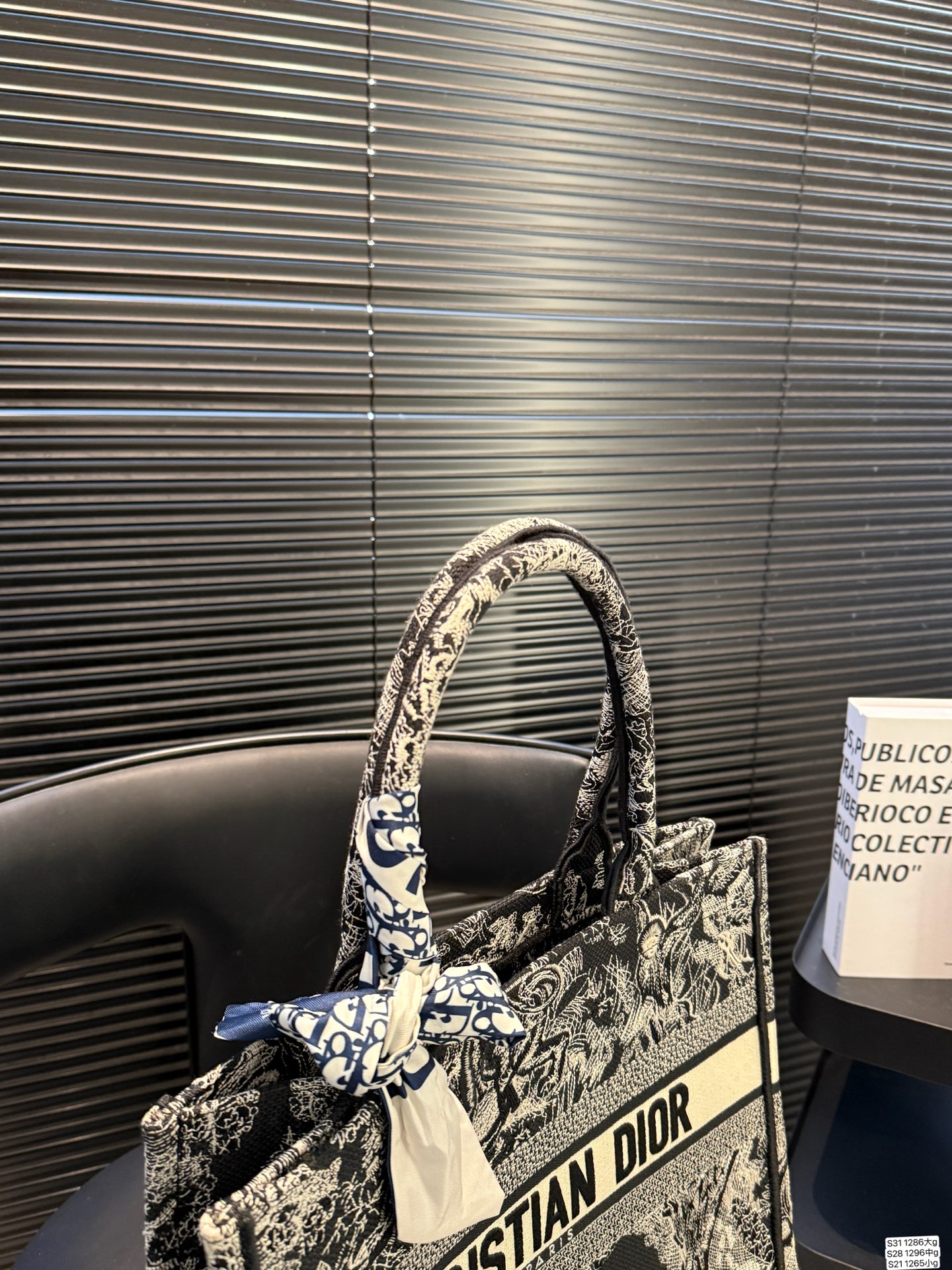 大号P205 中号P190 小号P155 迪奥托特 又是心动 百搭又高级 不咋挑衣服。随意拎着就能出门 单肩斜挎都可以 春秋搭配大衣,真的绝绝子 酷飒风中又带着随意慵懒 尺寸:大号42 34 中号36 27 小号26 21 货号大号1286 中号1296 小号1265