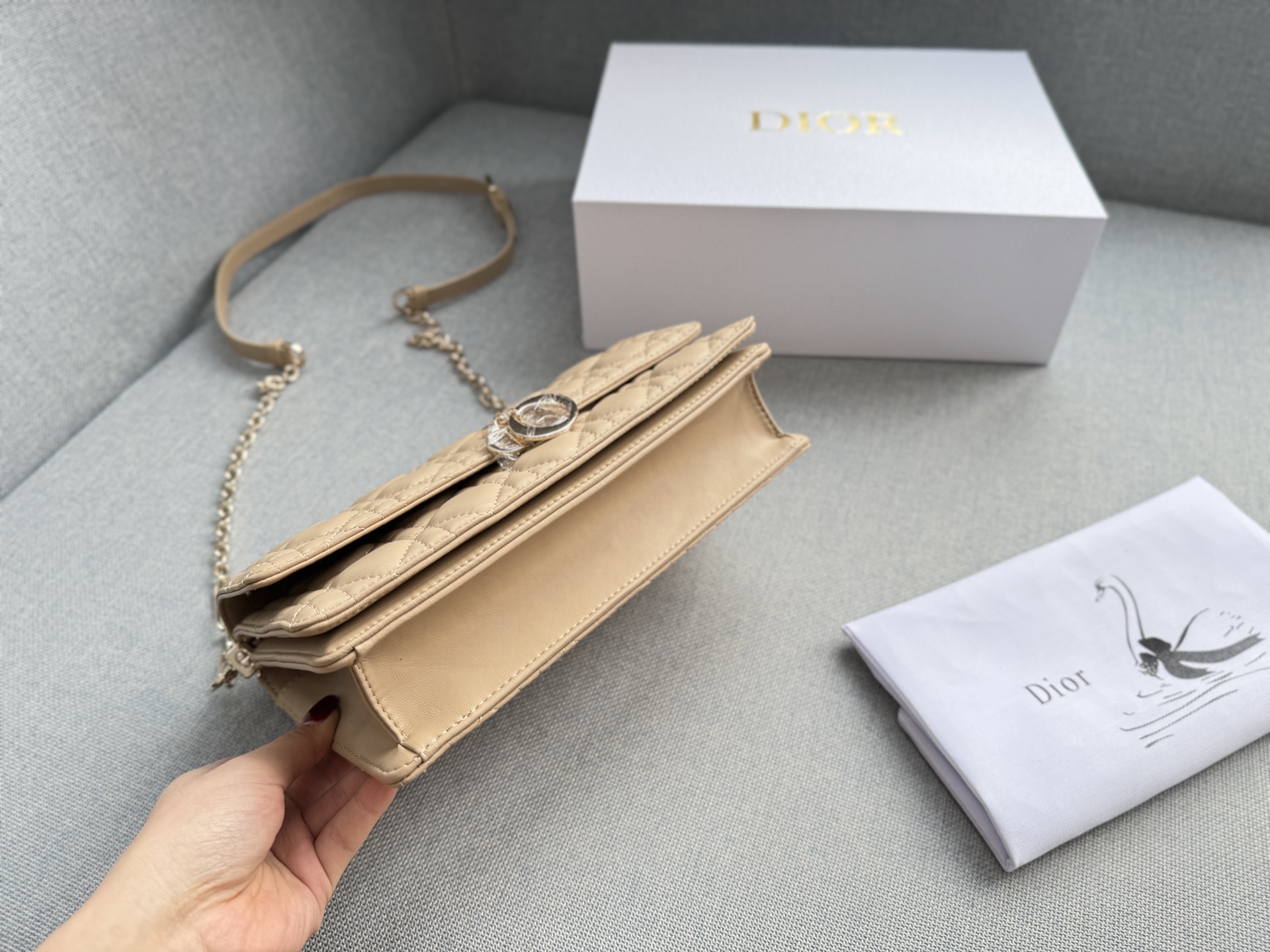 大💰185 折叠盒 小💰180 折叠盒 size：24&times;14/21&times;11 DIOR迪奥 My Dior MISS DIOR 藤格纹 链条包 单肩斜挎包手提包 大小姐驾到👑 MISS DIOR手袋 手提或肩背都很优雅高级 标志性的藤纹格内里多个隔层和卡槽精美之余又实用度满满的 优雅实用。采用羊皮革精心制作