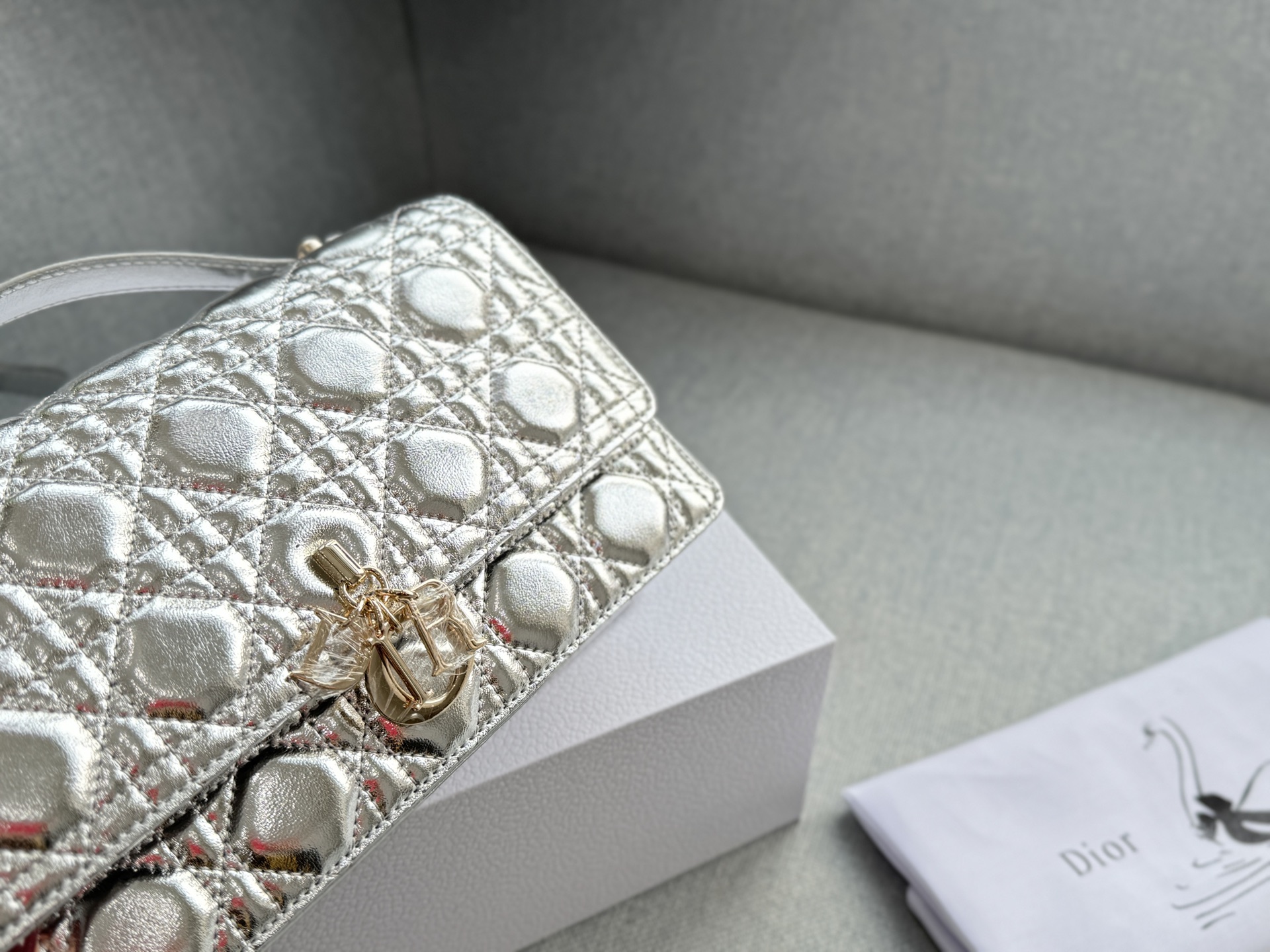 大💰190 折叠盒 小💰185 折叠盒 size：24&times;14/21&times;11 DIOR迪奥 My Dior MISS DIOR 藤格纹 链条包 单肩斜挎包手提包 MISS DIOR手袋 手提或肩背都很优雅高级 标志性的藤纹格内里多个隔层和卡槽精美之余又实用度满满的 优雅实用。采用羊皮革精心制作