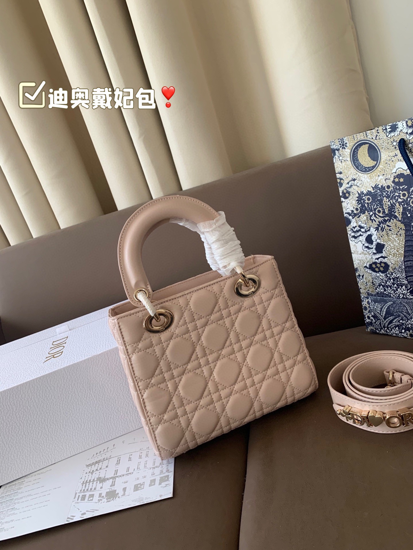 P185 折叠盒 迪奥戴妃包 sDior戴妃包太好看了吧！ 优雅指数拉满 搭配简洁风格的衣服整个人气质就上来了 而且容量完全可以满足日常要求 日常聚会逛街都很方便~ 尺寸20*18