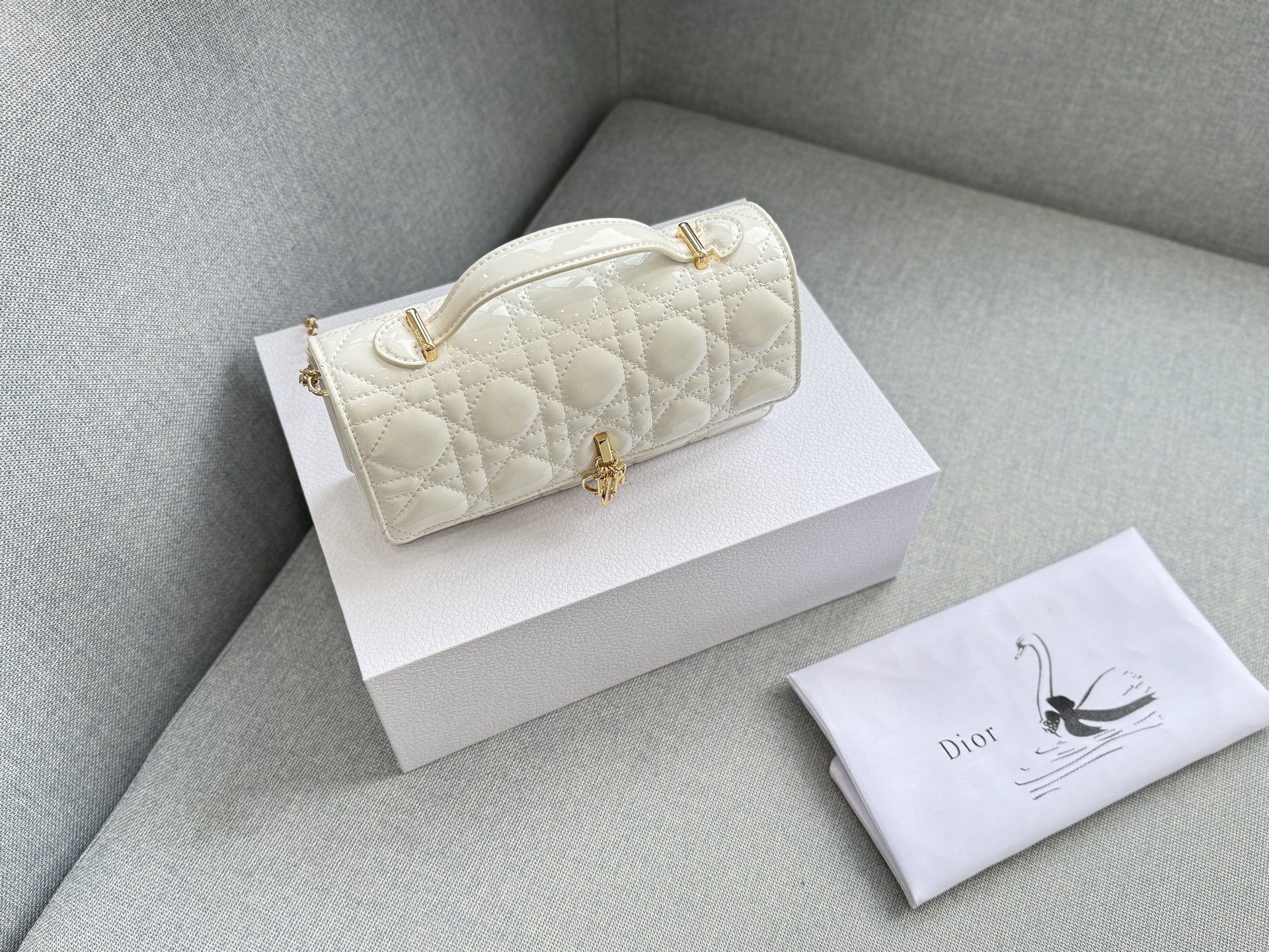 大💰190 折叠盒 小💰185 折叠盒 size：24&times;14/21&times;11 DIOR迪奥 My Dior MISS DIOR 藤格纹 漆皮 链条包 单肩斜挎包手提包 手袋兼具优雅气质与实用功能。采用黑色漆皮牛皮革精心制作，饰以藤格纹缉面线，翻盖点缀以D.I.O.R.吊饰，两个隔层和一个拉链口袋可收纳各种日常用品，可与日常或晚装造型搭配使用。 秋冬的氛围感拉满~