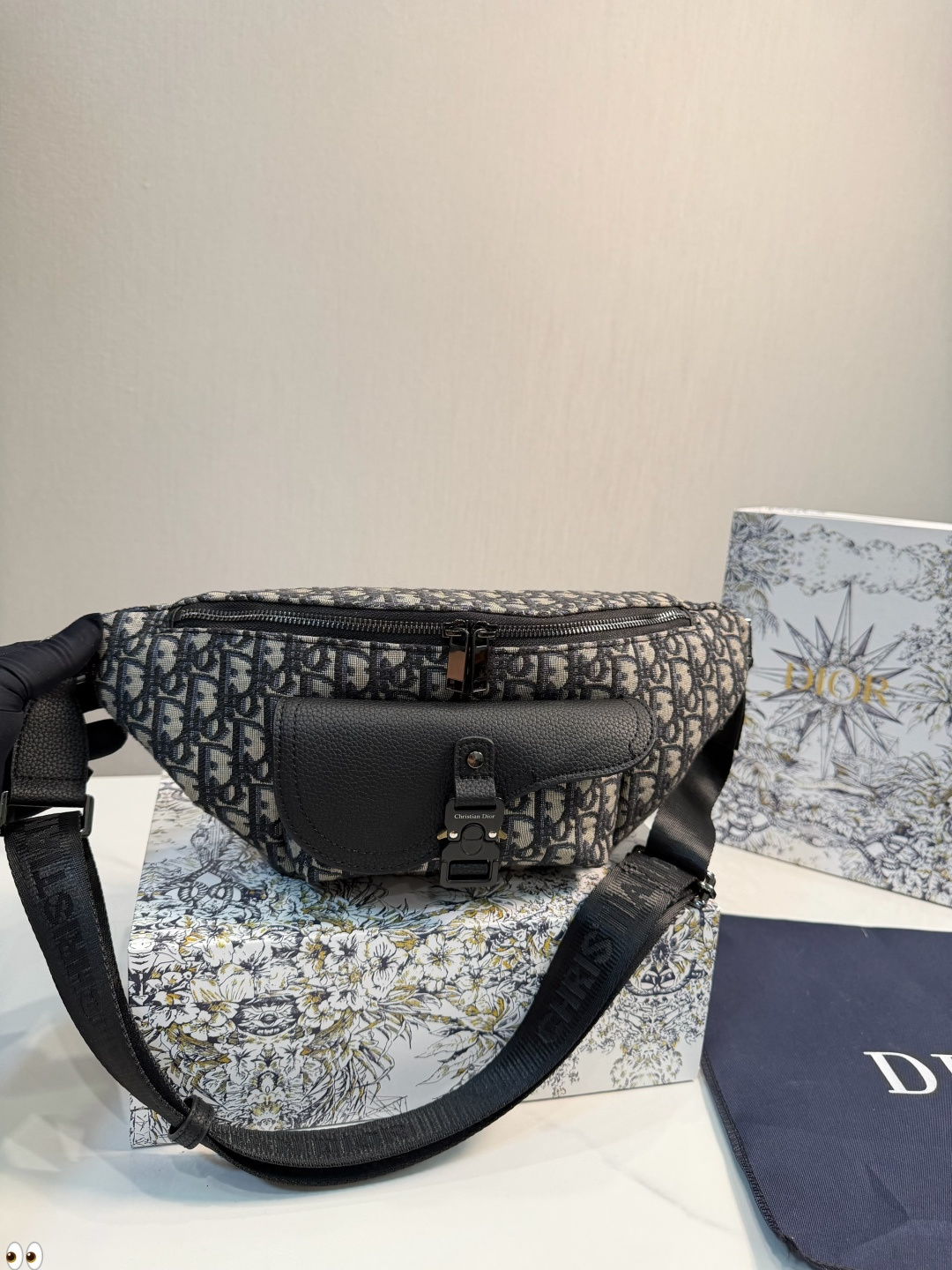 ❤️p155（礼盒包装）❤️ 巨实用巨好看的dior迪奥腰包，大爱的迪奥老花帆布链条腰包 超精致又能装，真香a！喜欢小包的妹子们看过来~老花帆布手机包！不要看着觉得容量小单单放手机三只足以！总之就是想怎么方便怎么来了！ 尺寸：40.17cm