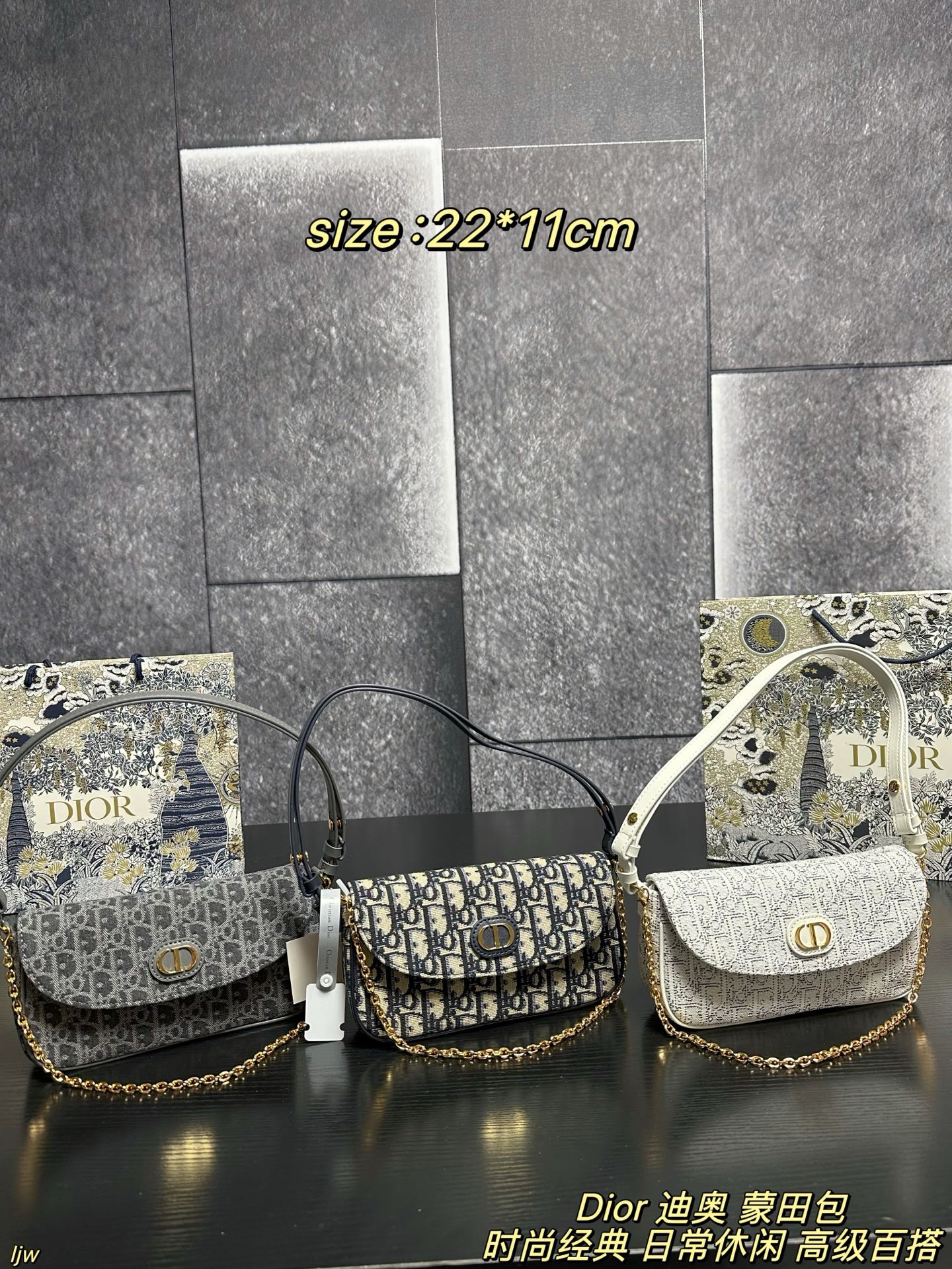 P165配盒 Dior 迪奥 蒙田包 迪奥新品，这只蒙田 D-Vine 真的越看越喜欢，白色老花提花带一点黑线细节，刚好是那种秋天的柔和质感，最可爱的是那个小狮子包挂！毛茸茸的、软软的，挂上去整只包都变得更俏皮～优雅和可爱这次全都拿捏住了🐾 尺寸：22*11cm