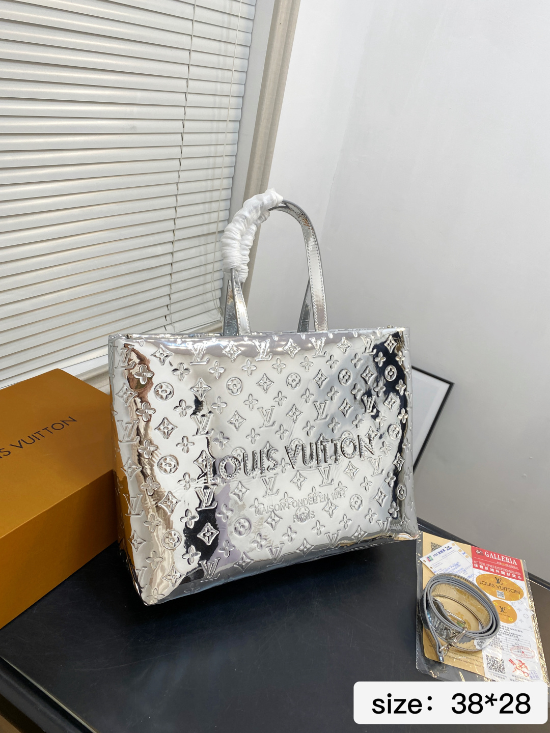 🅿️💰150 无盒 尺寸 38*28 LV Onthego｜新品银色压纹包💥时尚C位拿捏了 银色包身自带镜面高光太哇塞了 在光线下blingbling的，走在街上绝对是焦点般的存在！ 包身压满的LV经典Monogram花纹，既有品牌辨识度又充满质感 特有的光泽感和立体感，真的把奢华感拉满了～ 这把直接把C位狠狠拿捏了🫴 09687