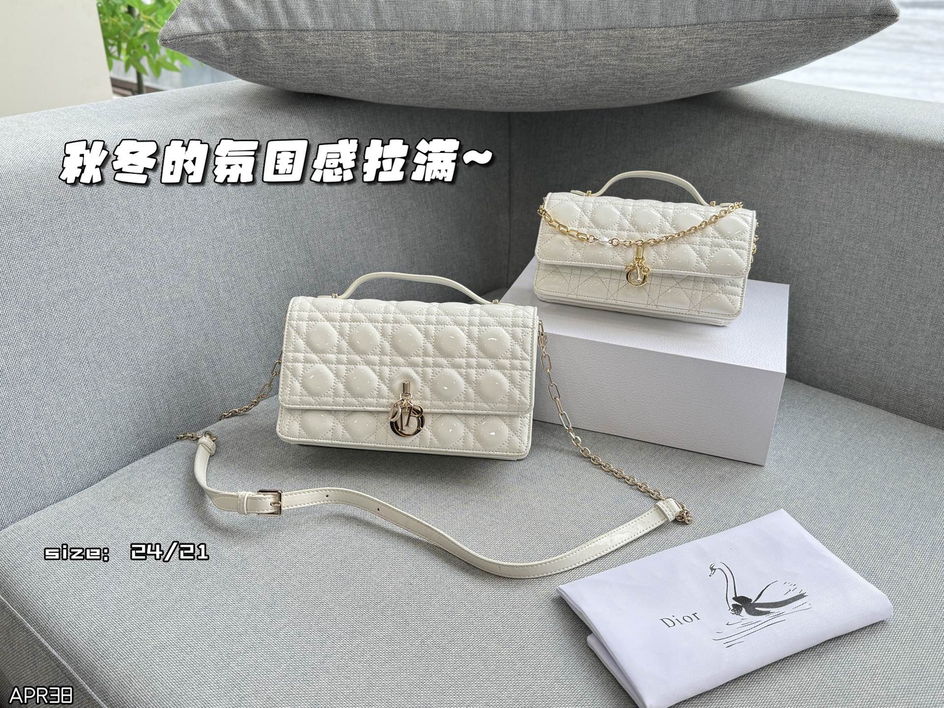大💰190 折叠盒 小💰185 折叠盒 size：24&times;14/21&times;11 DIOR迪奥 My Dior MISS DIOR 藤格纹 漆皮 链条包 单肩斜挎包手提包 手袋兼具优雅气质与实用功能。采用黑色漆皮牛皮革精心制作，饰以藤格纹缉面线，翻盖点缀以D.I.O.R.吊饰，两个隔层和一个拉链口袋可收纳各种日常用品，可与日常或晚装造型搭配使用。 秋冬的氛围感拉满~