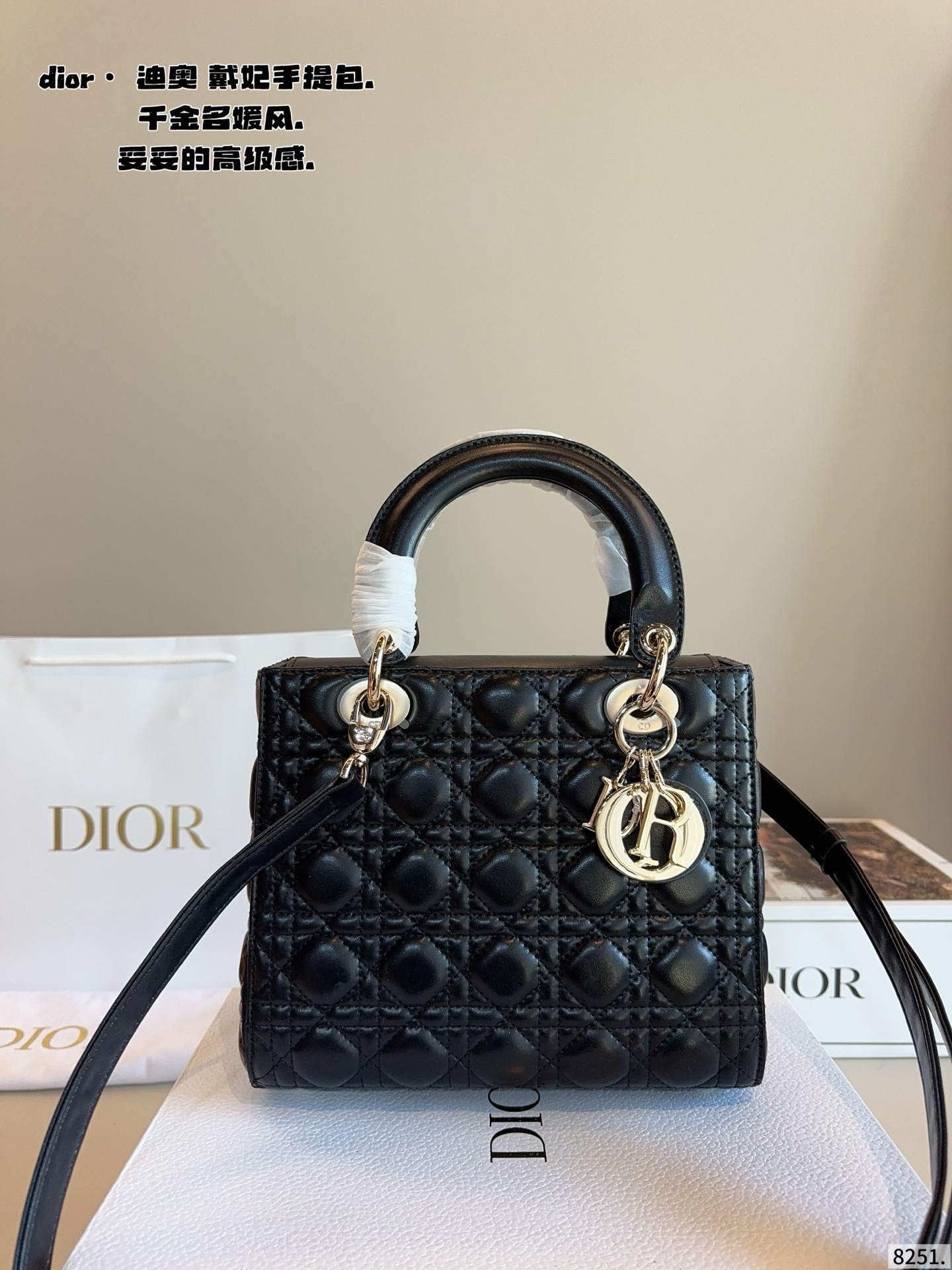 p210配包装🎁. 迪奥戴妃，dior高端品质，可随意对比专柜细节，独家出货，高版本第一批定制爆款 与专柜一样哦！磨砂品质 现货在售‼️实拍图一组，我们的版本看实拍 更有寓意 尺寸：24*12*20/cm