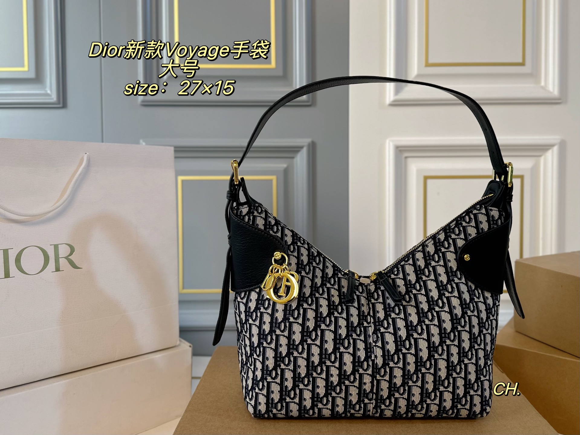 P150（折叠盒） size：27&times;15大号 DIOR迪奥新款菱格Voyage 手袋💕 复古时尚，简约大方，港风感拉满 摸起来超治愈的菱格纹➕质感五金 可调节肩带，对不同身高都友好 精致感拉满，专属挂饰细节满分💯