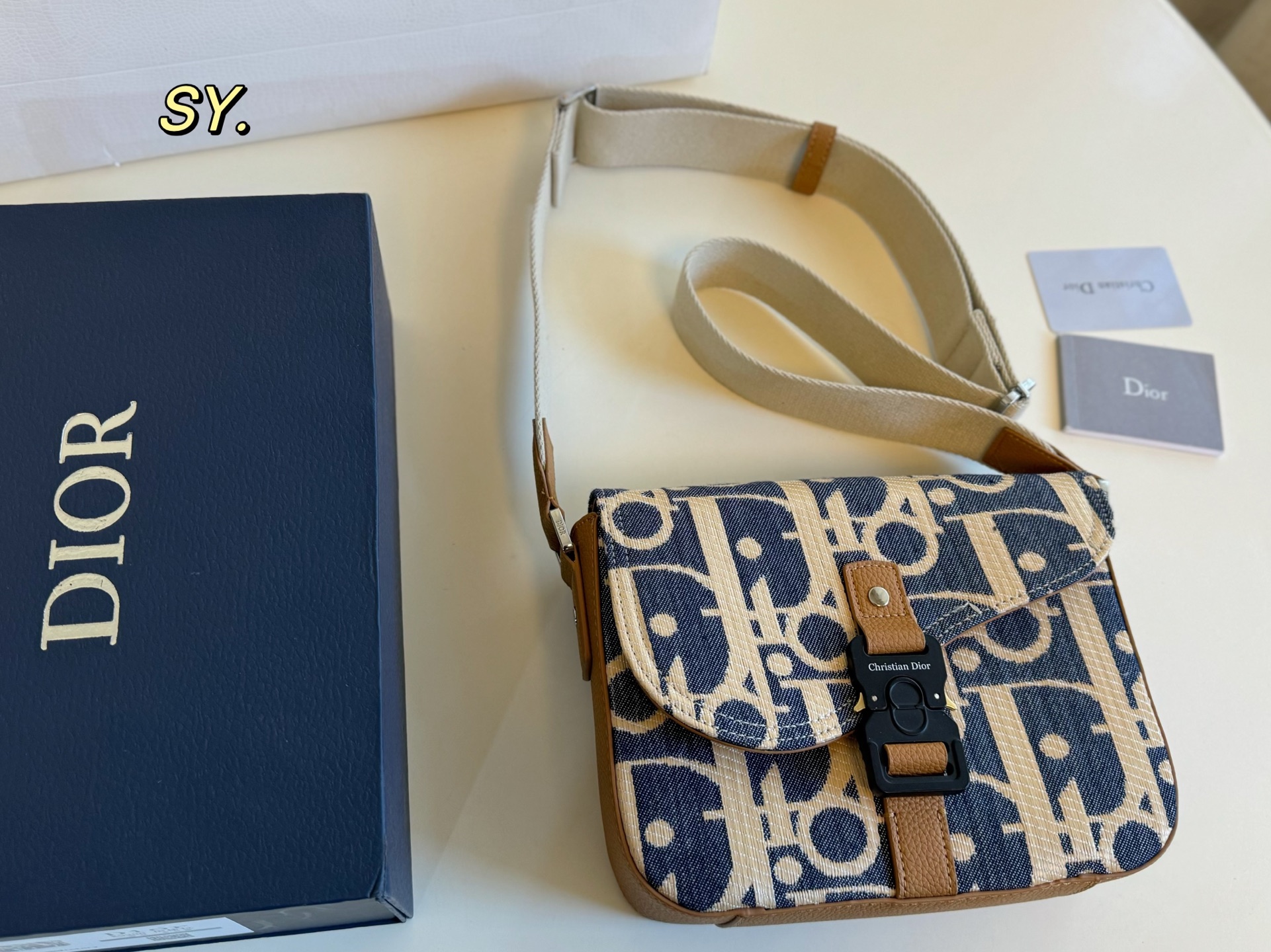 P180（折叠盒） size：23&times;19 DIOR 迪奥新款牛仔马鞍信使包💕 马鞍与信使元素相结合的斜挎包， 可调节肩带，🉑️肩背或斜挎， 实用率非常高，可搭配休闲和商务！